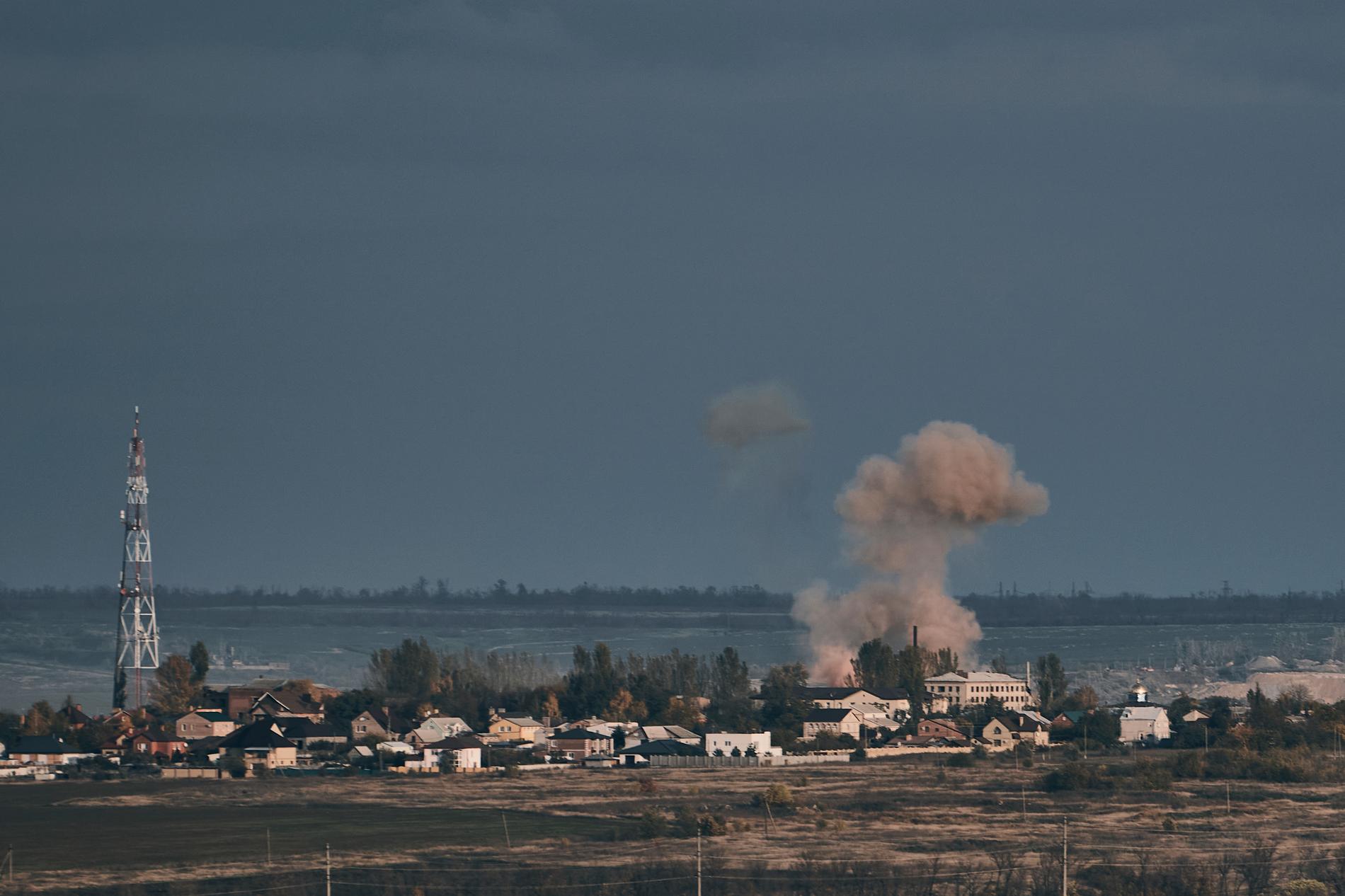 Rök stiger efter rysk beskjutning i Donetsk-regionen i lördags.