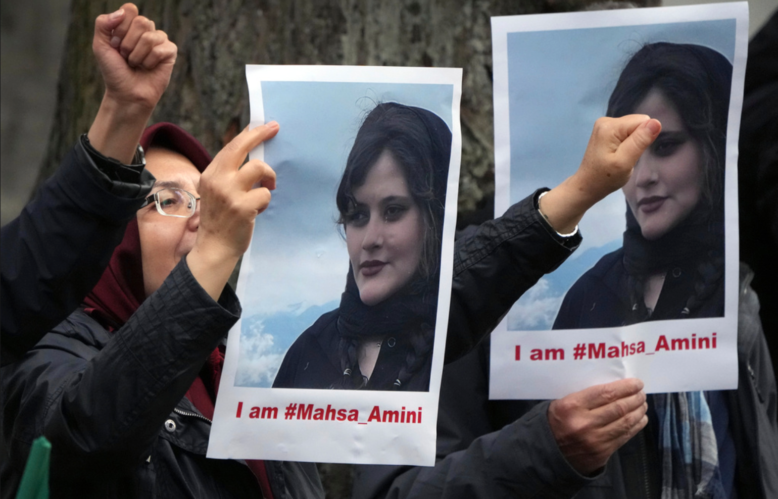 Mahsa Amini, 22 vjeç, vdiq pas një ndërhyrjeje nga "policia e moralit" fetar në Teheran.  Tani gratë iraniane po demonstrojnë, duke rrezikuar jetën e tyre, kundër detyrimit të hixhabit.