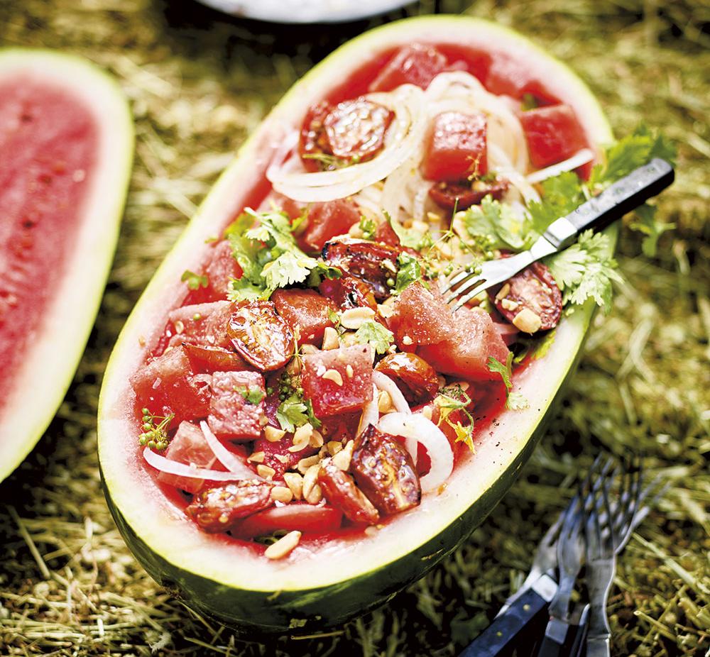 Testa att grilla melon i sommar– här som en härlig sallad.