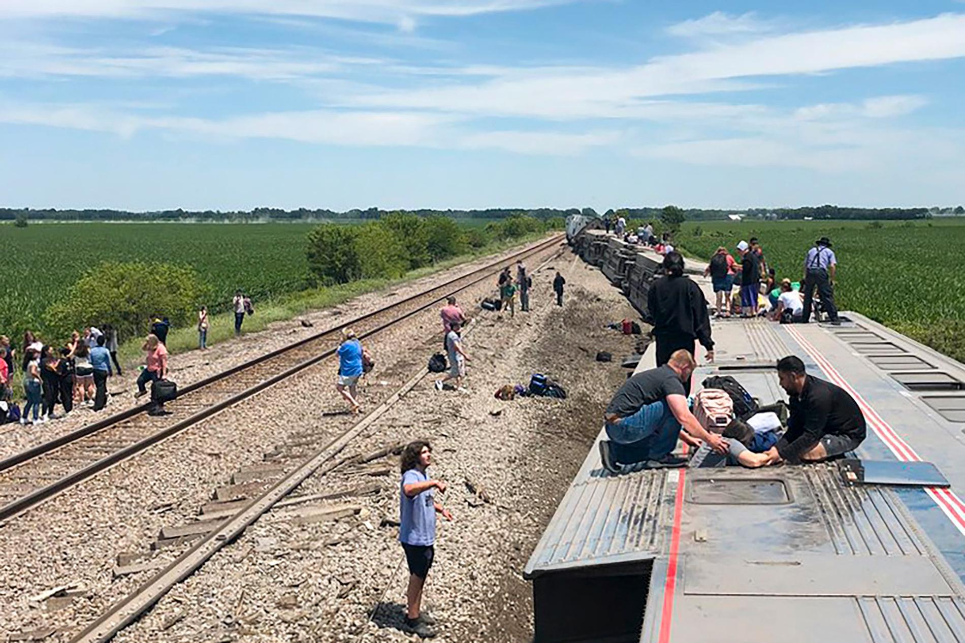 Människor räddas ur det urspårade Amtrak-tåget i Missouri i USA.