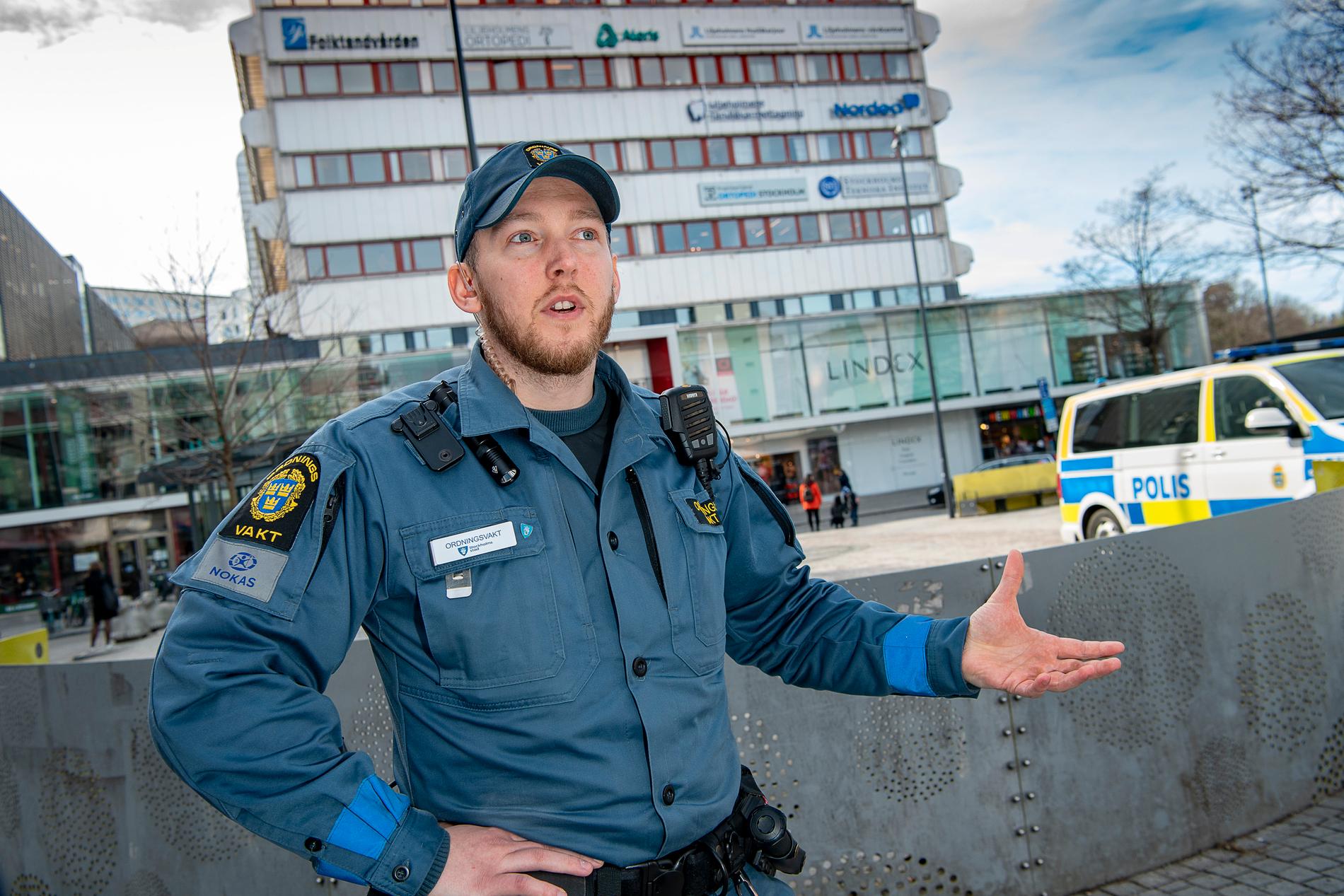 – Hela samhället känns hårdare. Man kan hålla på och brottas med någon som man har sett angripa tre olika personer och då lägger sig folk i och gör rena fritagningsförsök, säger Eric, som arbetar som ordningsvakt på uppdrag av Stockholms stad.