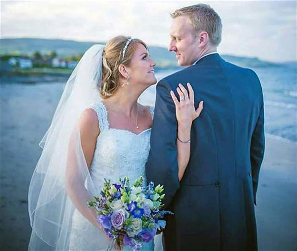 Lynette Rodgers, 26, och John Rodgers, 28, från Nordirland strålar på bilderna från sitt bröllop förra lördagen.