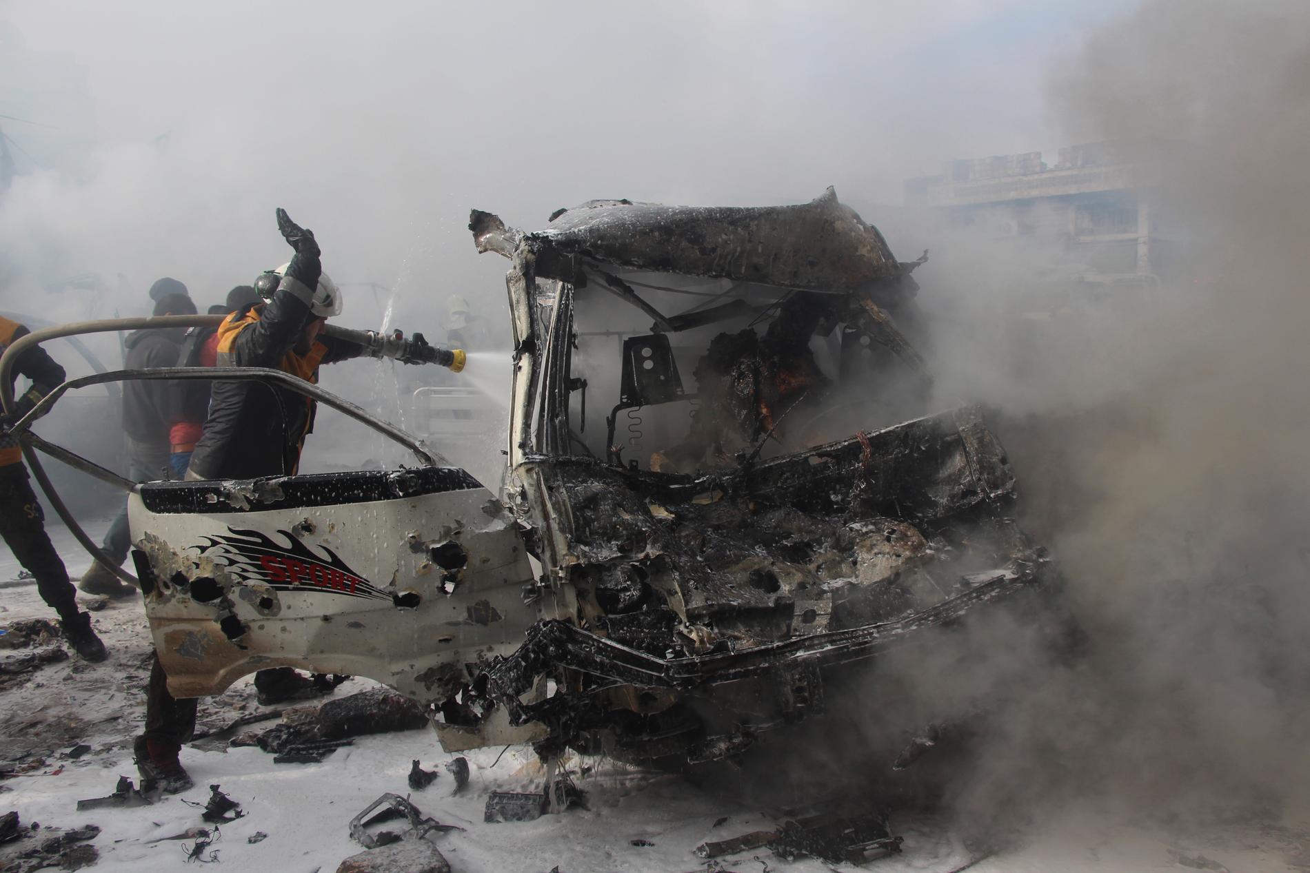 En brinnande bil i den oroliga provinsen Idlib i Syrien, fotograferad tidigare i januari.