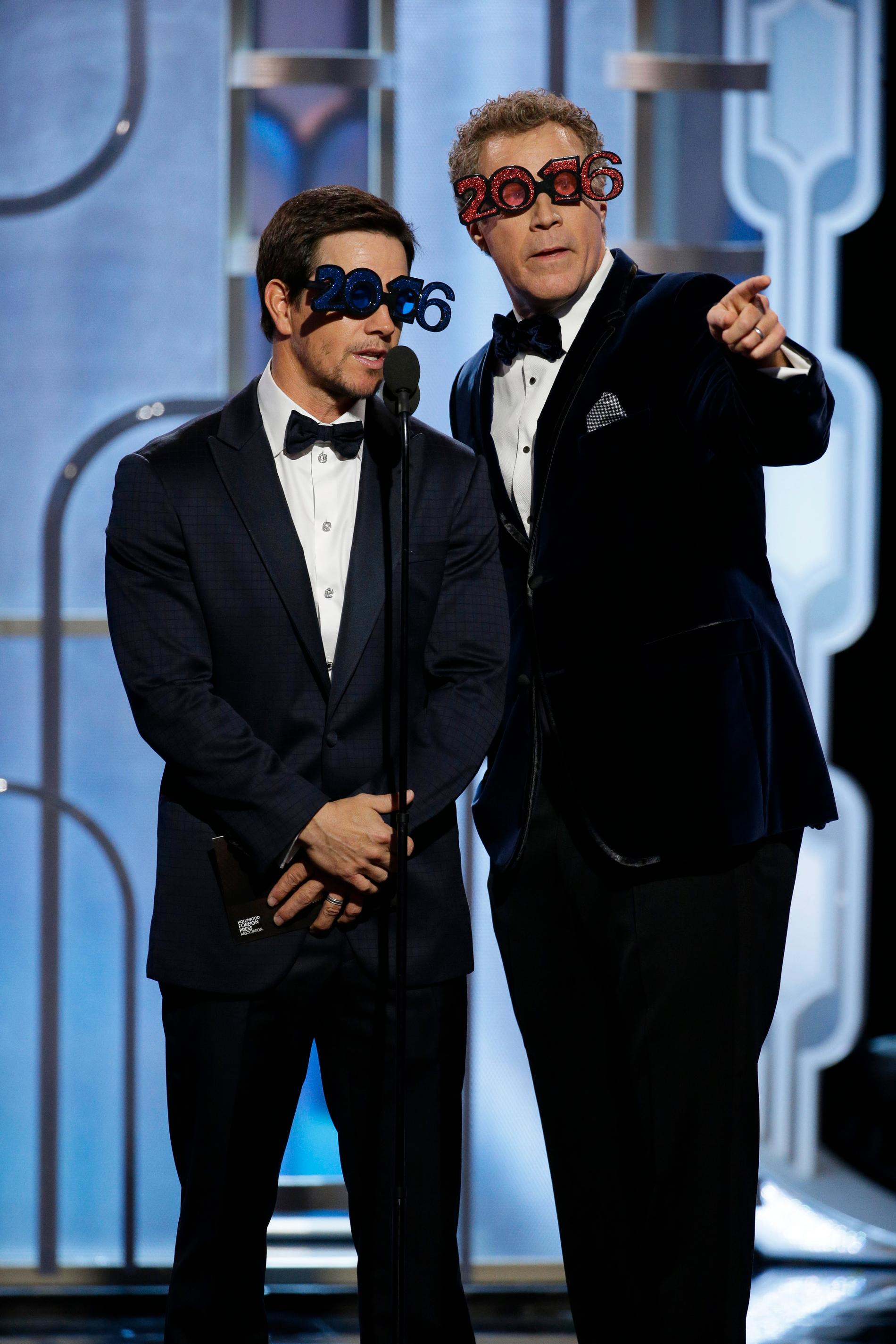 Will Ferrell och Mark Wahlberg delade ut pris i spexiga 2016-glasögon.
