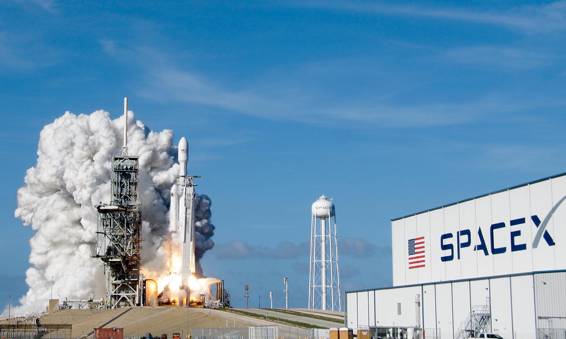 Efter den lyckade uppskjutningen av jätteraketen Falcon 9 från Kennedy Space Center i Florida den 6 februari går Spacex vidare med sitt projekt med internet från rymden.