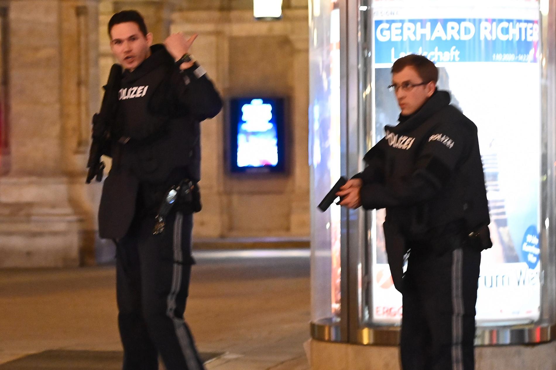 Polis stoppar trafiken efter ett attentat i Wien.