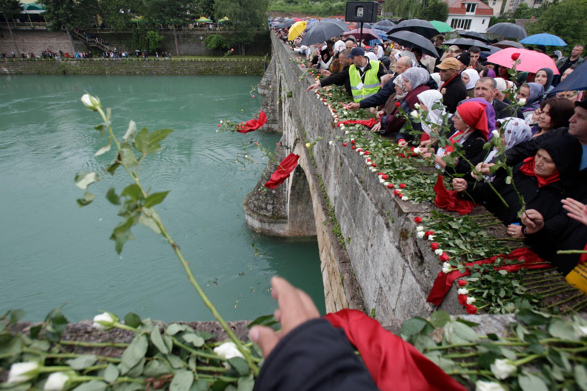 Bosnienmuslimer i staden Visegrad kastar 3000 rosor i floden Drina. Varje blomma representerar en människa som dödades under kriget. 26 maj, 2012.