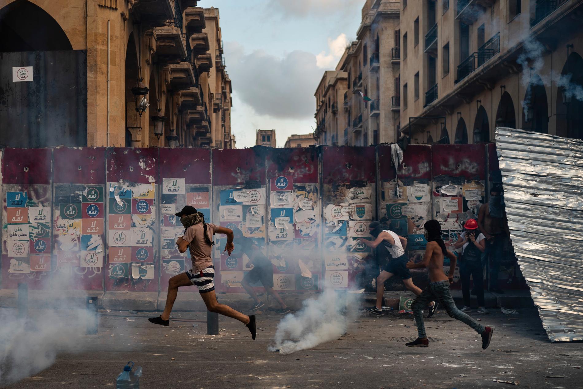 Demonstranter springer från polisens tårgas i Downtown, Beirut.