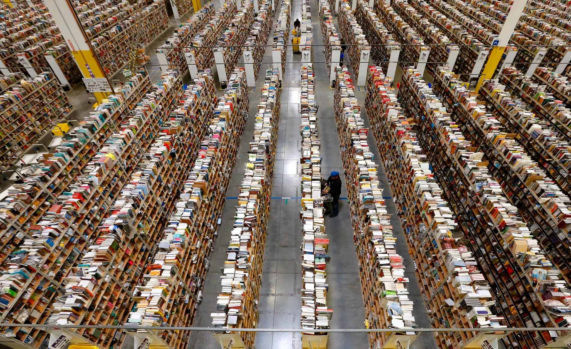 Bild från ett av näthandelsjätten Amazons lager med böcker. Amazon expanderar och ska rekrytera 100 000 personer ytterligare i USA och Kanada. Arkivbild.