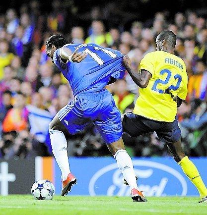 27:E MINUTEN Abidal drar Drogba i tröjan och Chelsea­spelaren faller i straffområdet. Domaren friar. FOTO: SCAPIX