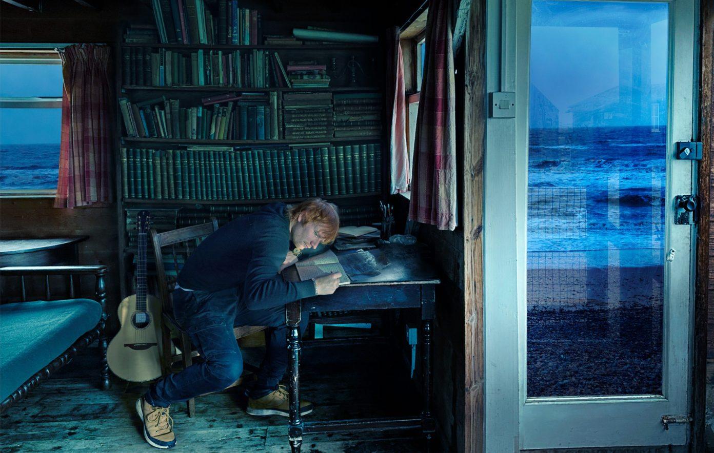 Ed Sheeran förkovrar sig i sin enkla skrivarstuga. 