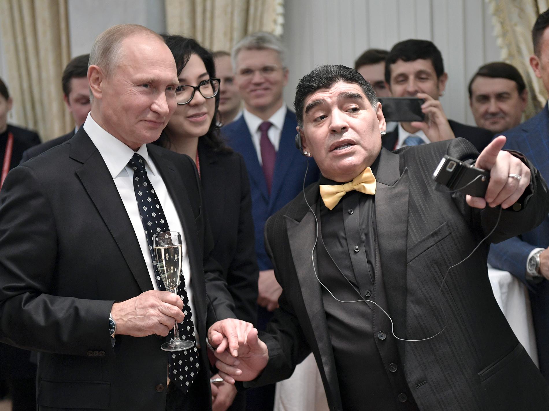 Vladimir Putin skålade i Champagne efter Ryssland fått sin grupp framlottad av bland andra Diego Maradona.