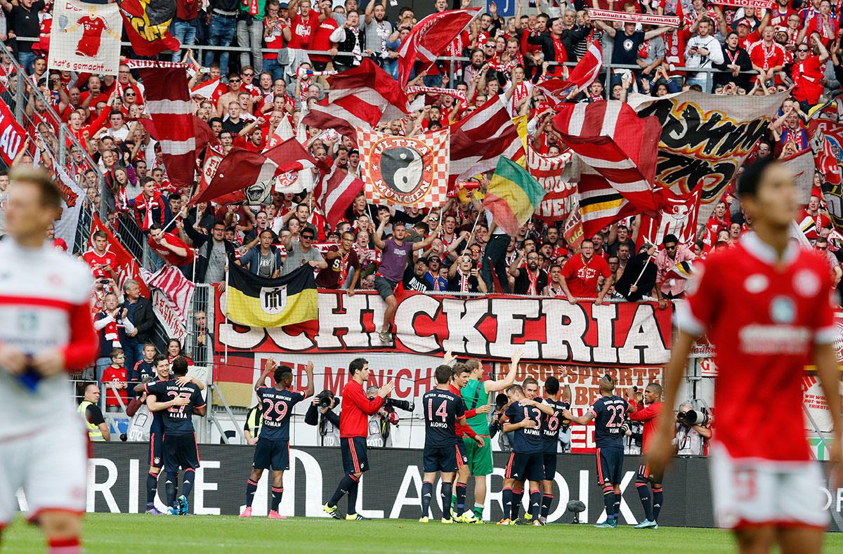 Bayern-fans firar under en ligamatch i slutet av september.
