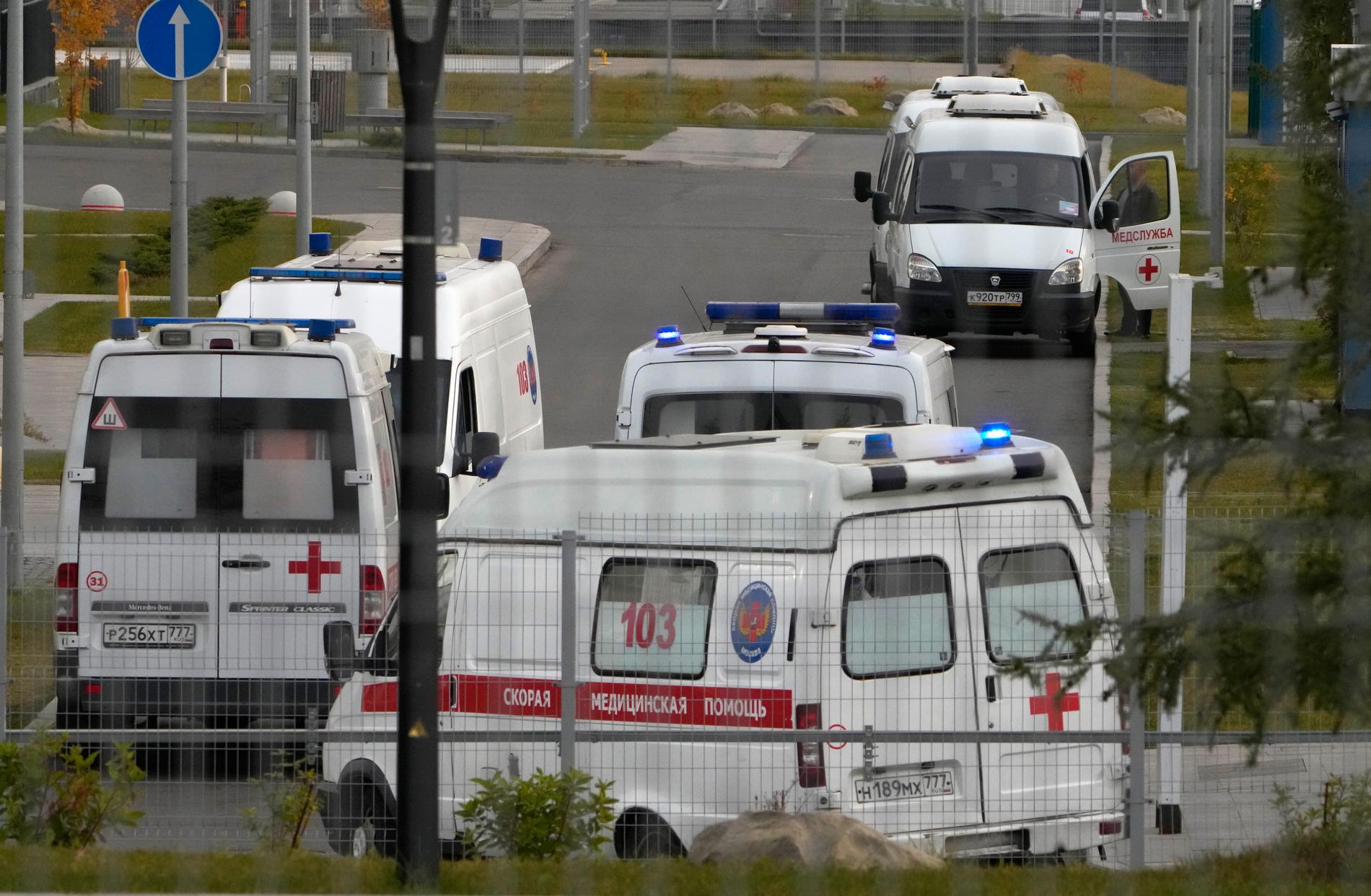 Ambulanser på kö för att lämna av patienter med misstänkt covid-19 till ett sjukhus i Kommunarka utanför Moskva. Arkivbild.