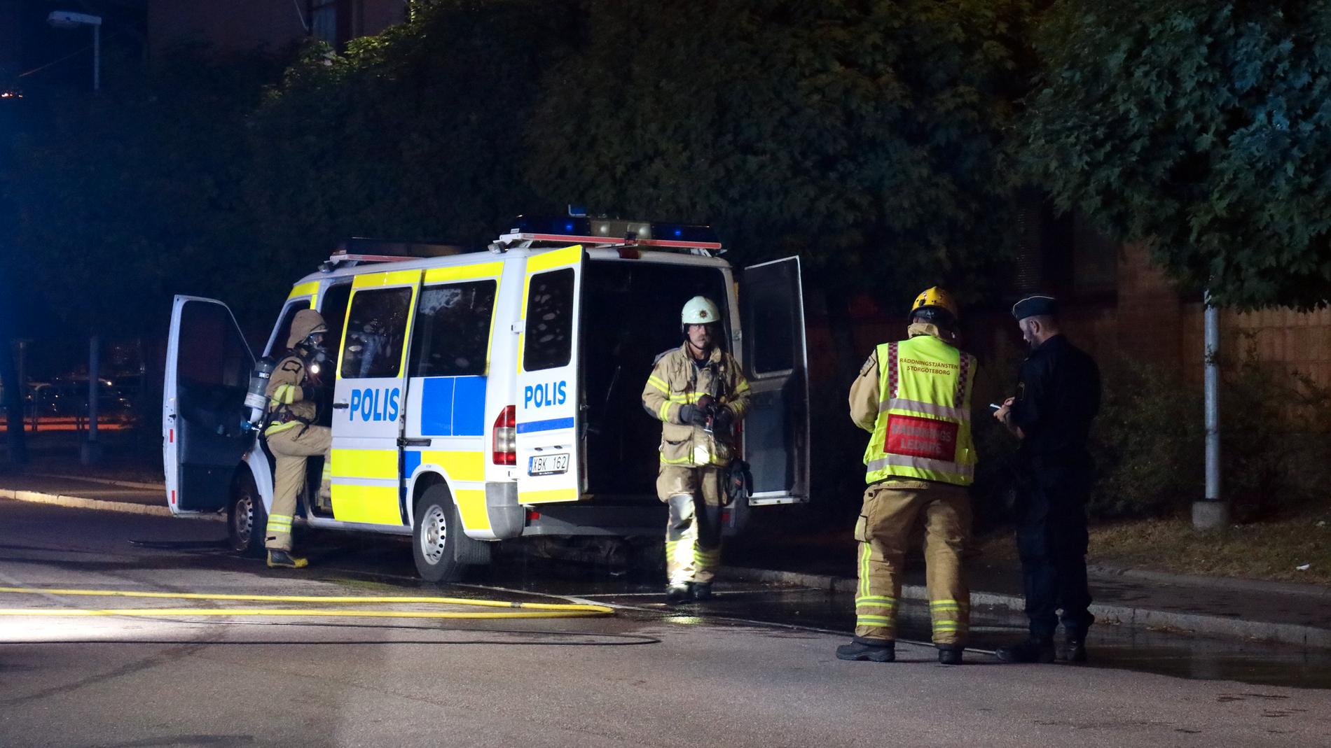 Polisbuss sattes i brand i natt vid polisstationen på Hisingen. 