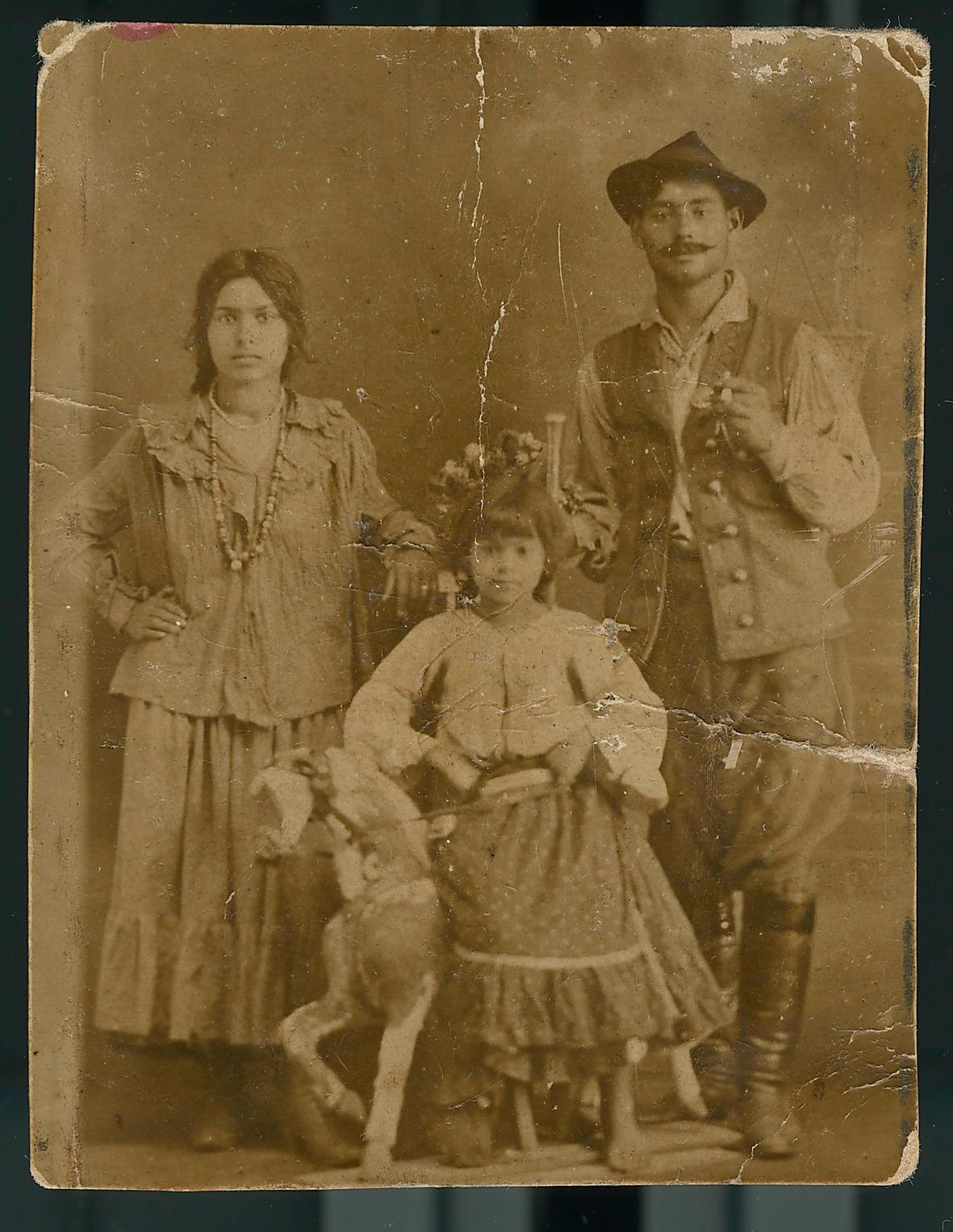 Jeanette Olssons gammelmormor och gammelmorfar med en av döttrarna i Mexiko 1917.
