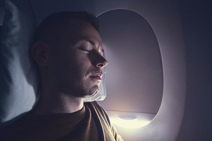 Det kan vara svårt att somna på ett flygplan.