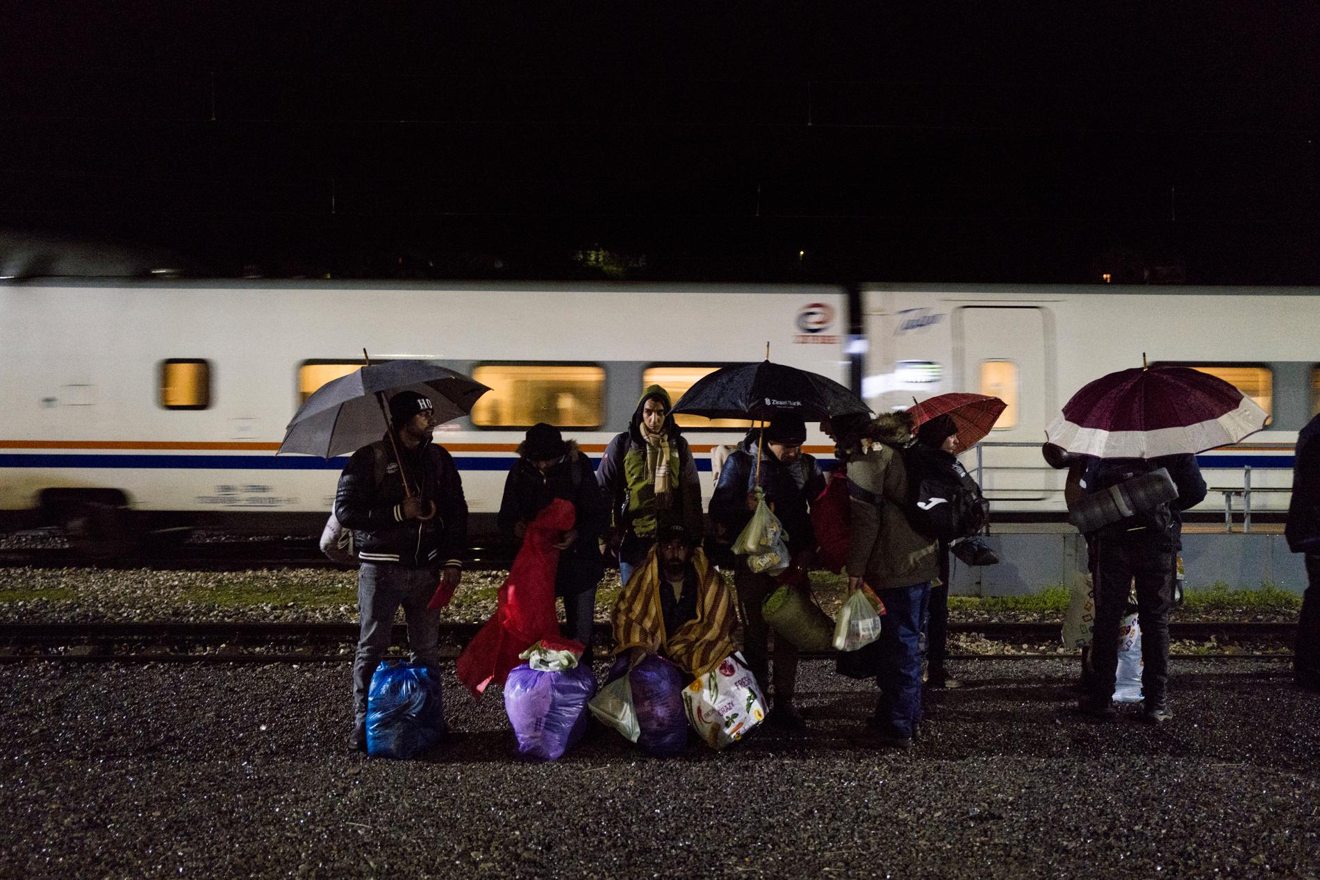 En grupp flyktingar försöker med tåg ta sig till Bihac. Men  i Bosanska Krupa stoppas de av polisen.