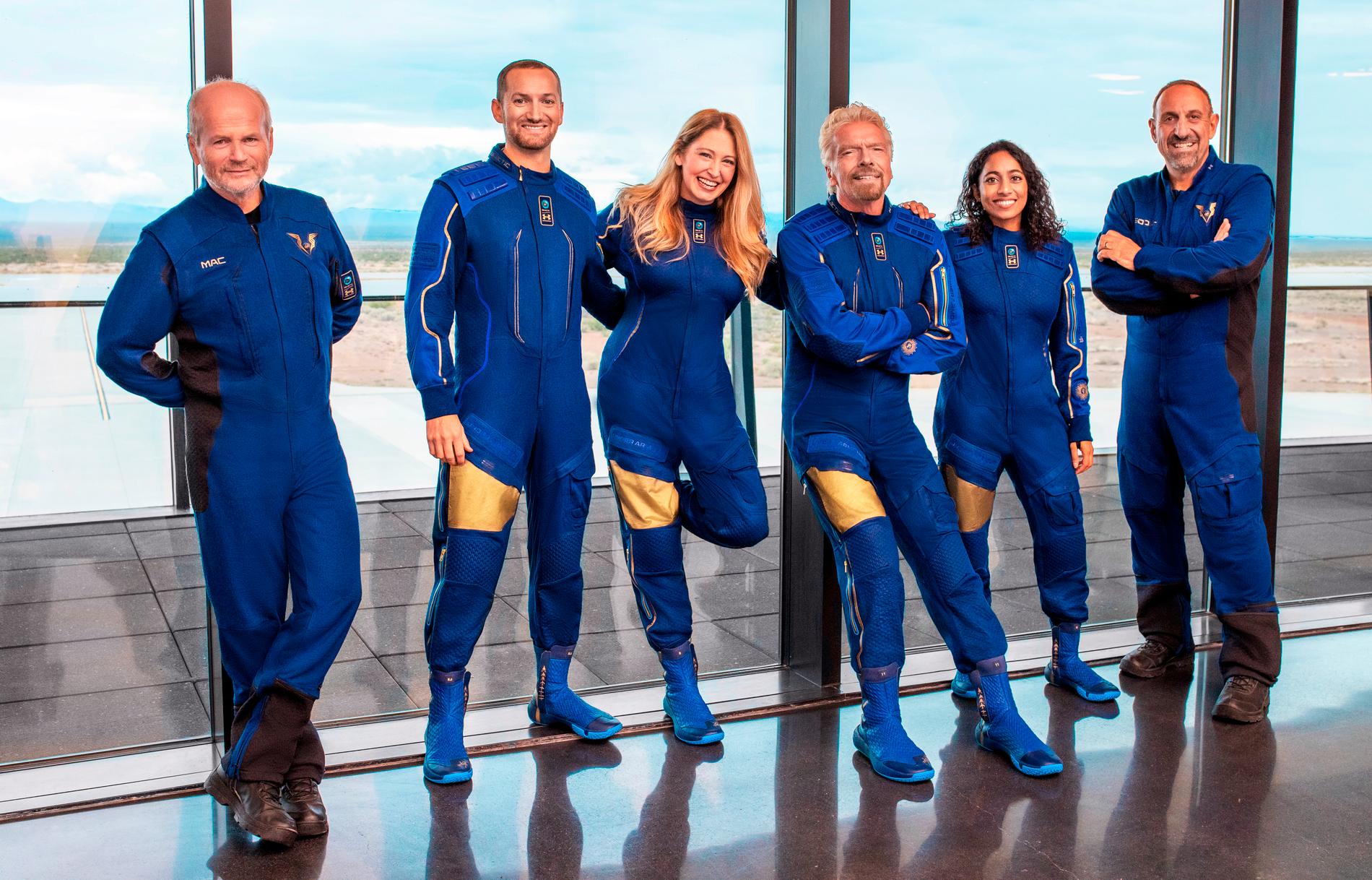 De här sex personerna kommer att vara med på Virgin Galactics testflygning, som är planerad till den 11 juli. Grundaren Richard Branson är tredje personen från höger.