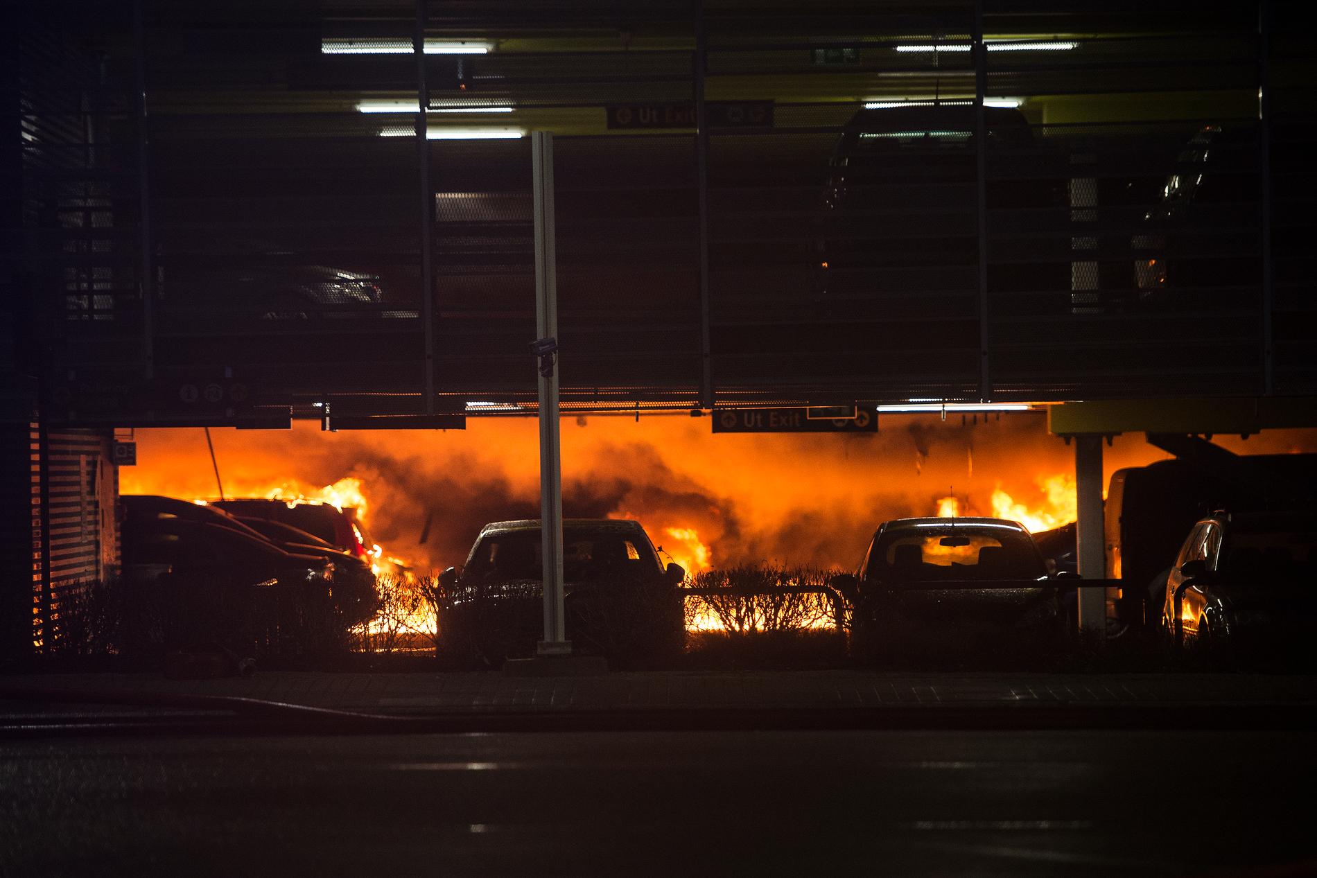 Mer än 300 bilar uppges ha blivit totalförstörda av branden i parkeringshuset vid flygplatsen i Stavanger i Norge.
