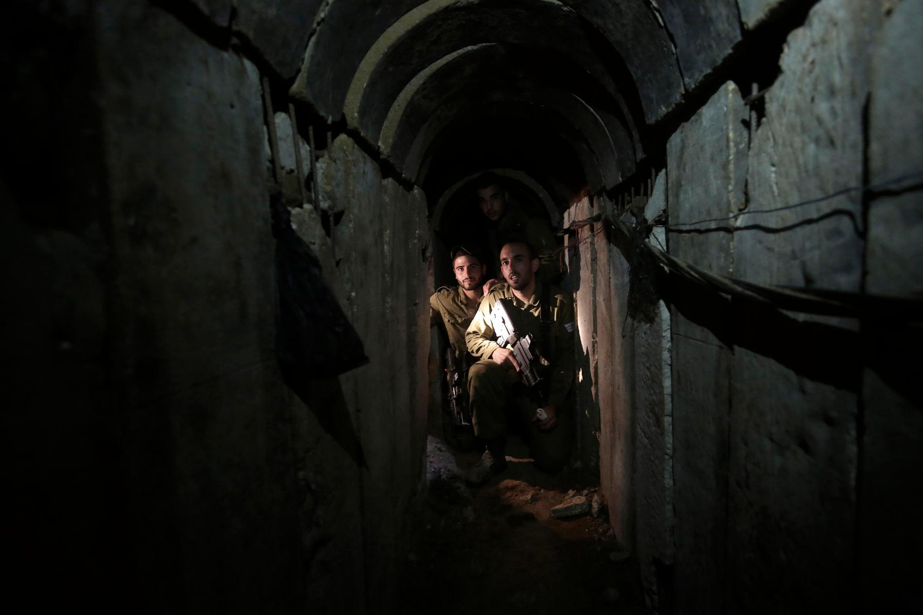 Israeliska soldater undersöker en tunnel som upptäckts nära gränsen till Gaza. Arkivbild.