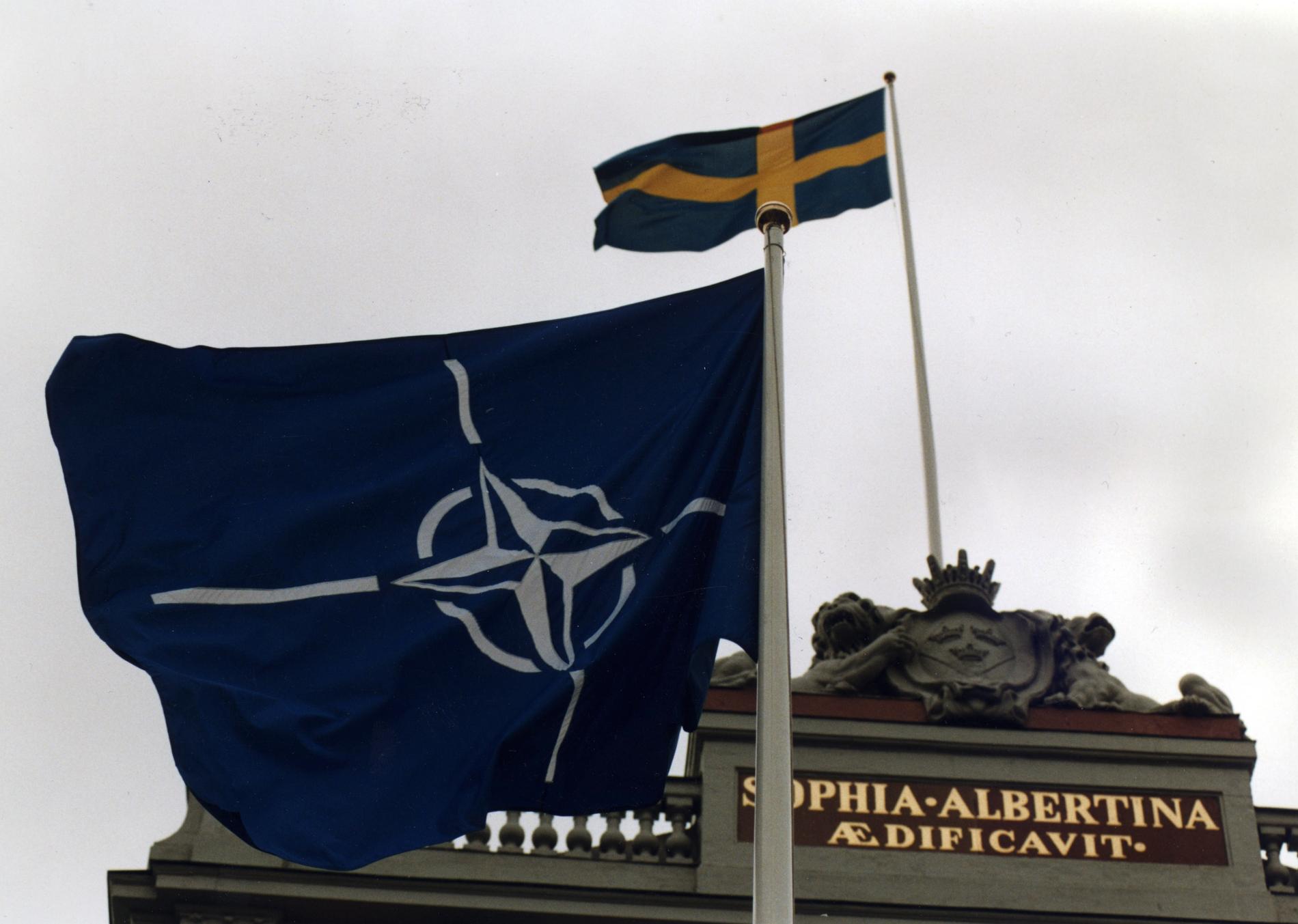 Natofrågan har blivit högst aktuell i Sverige. Här vajar Natoflaggan utanför utrikesdepartementet vid ett besök av Natos generalsekreterare vid ett tidigare tillfälle.