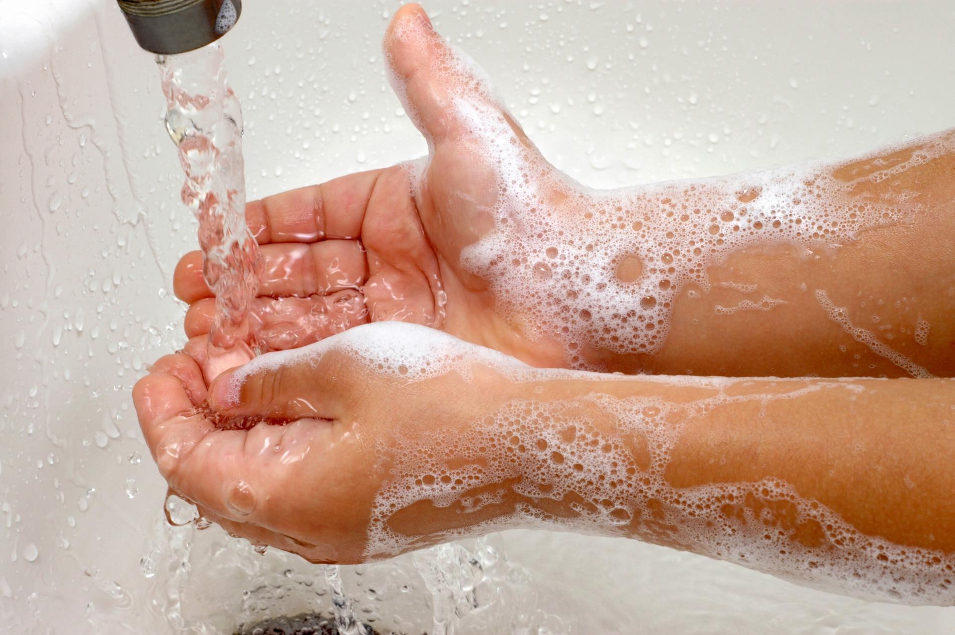 Ett av läkarens tips är att lära barnet hur en ordentlig handtvätt går till – det ger det oroliga barnet en känsla av kontroll.