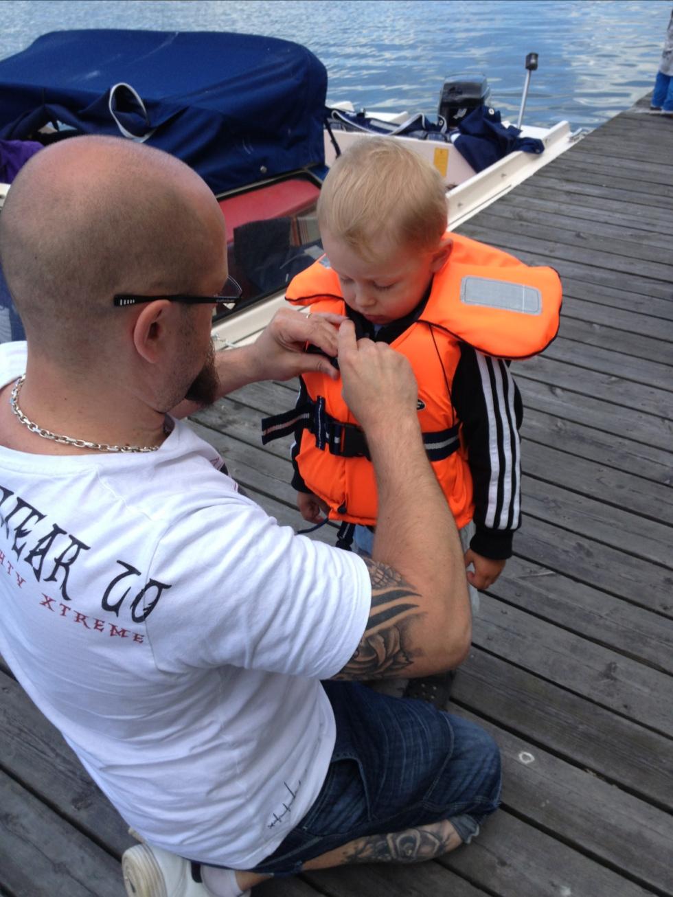 Det är dags för båtutflykt med farmor och farfar för Robin Planebo, 3, från Norrtälje.
