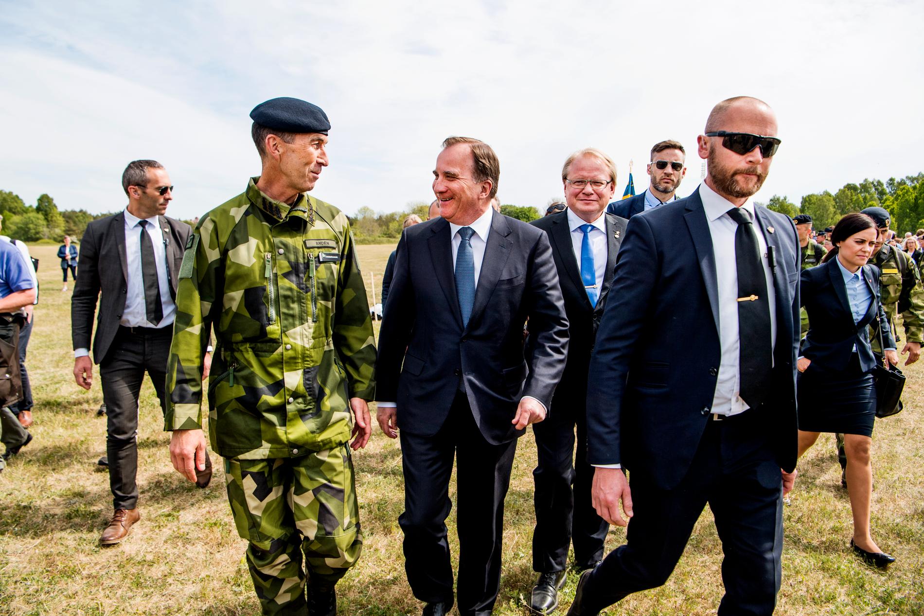 ÖB Micael Bydén, statsminister Stefan Löfven och försvarsminister Peter Hultqvist under invigningsceremoni Gotlands regemente P 18 i Visby.