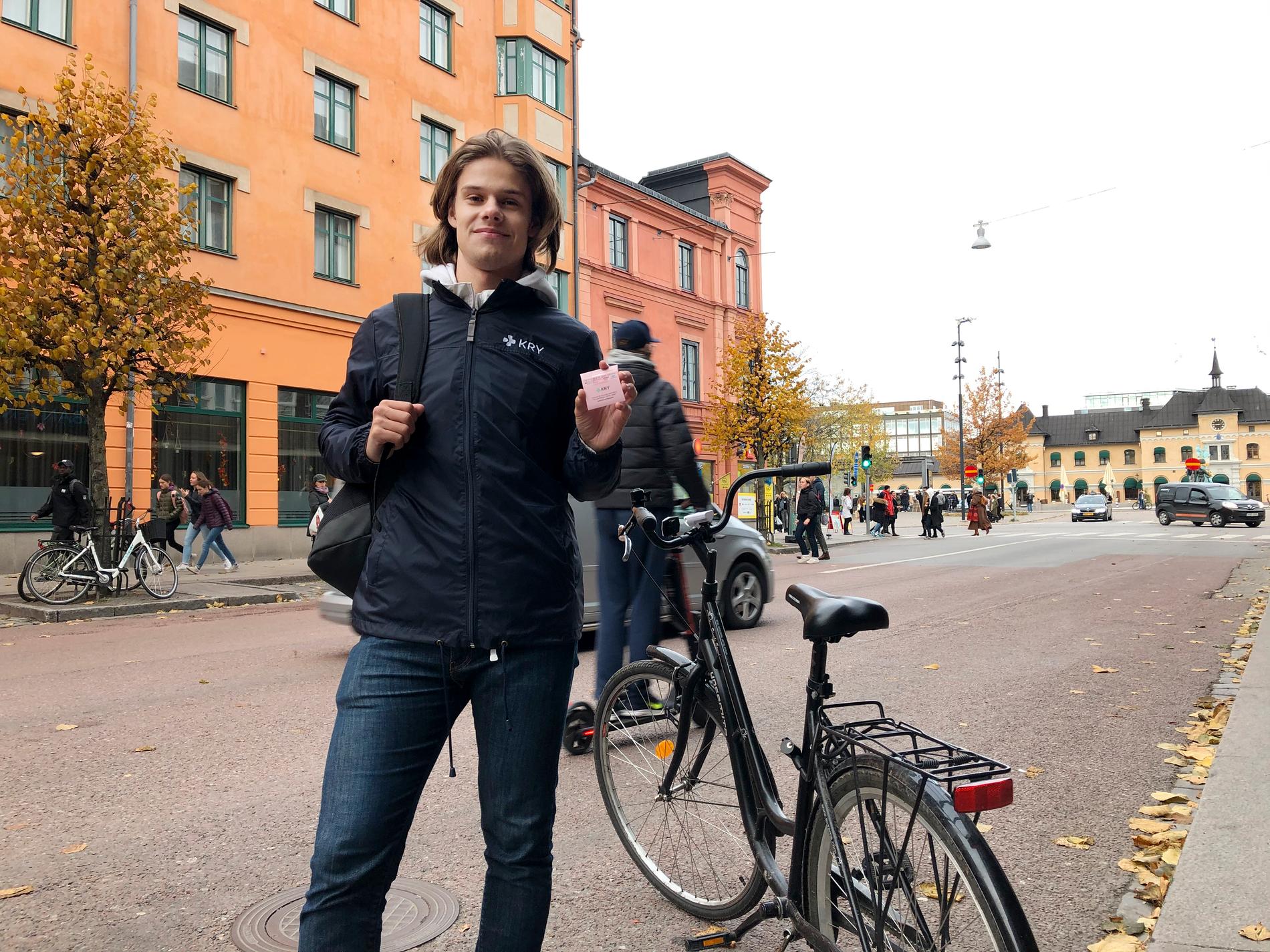 20-årige Oscar Mårtensson levererar kondomer direkt hem till dörren. 