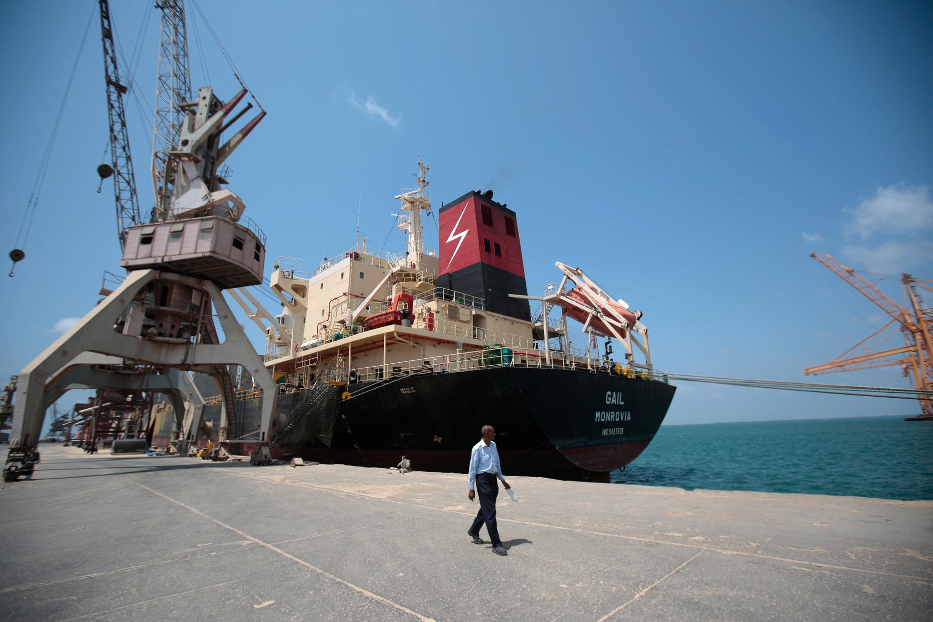 Ett fraktfartyg i den strategiskt viktiga hamnstaden al-Hudaydah (Hodeida) i Jemen. Arkivbild.
