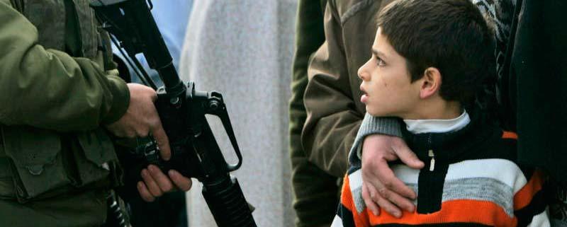 En palestinsk pojke och hans far stoppas av israelisk gränspolis när de vill återvända till sitt hem i Gaza.