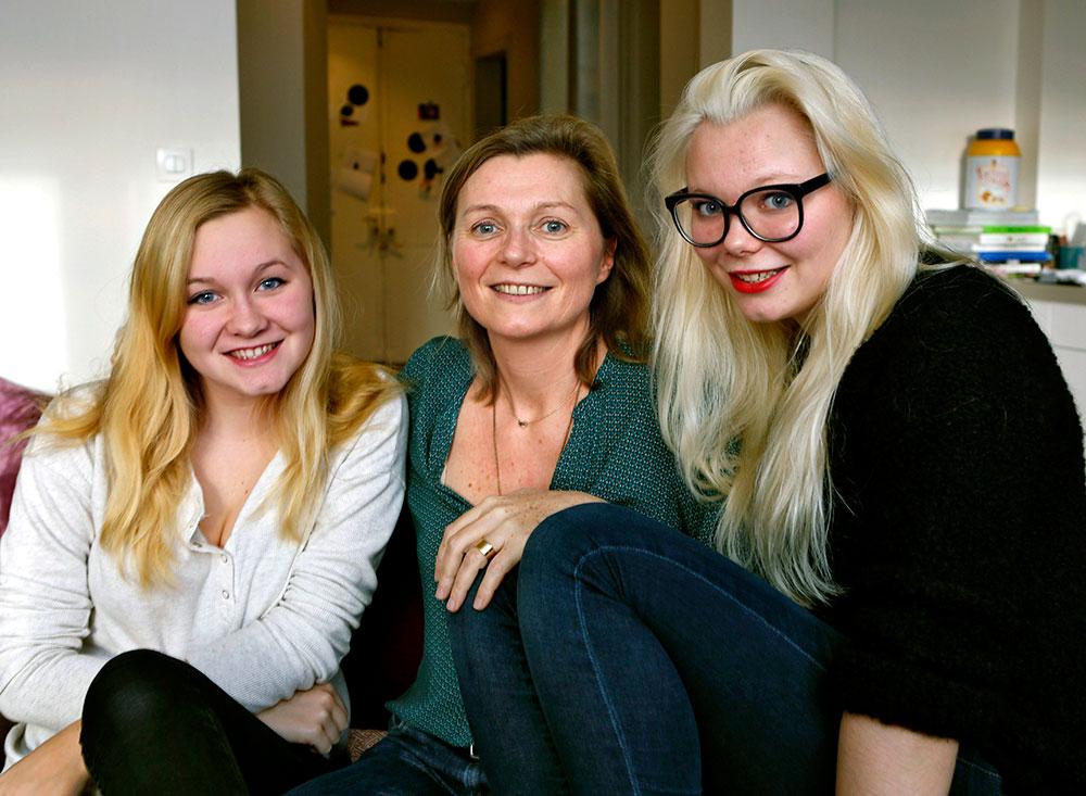 Florence Falkehed med döttrarna Emma och Juliette, båda 16 år, efter att deras make och far Magnus släppts