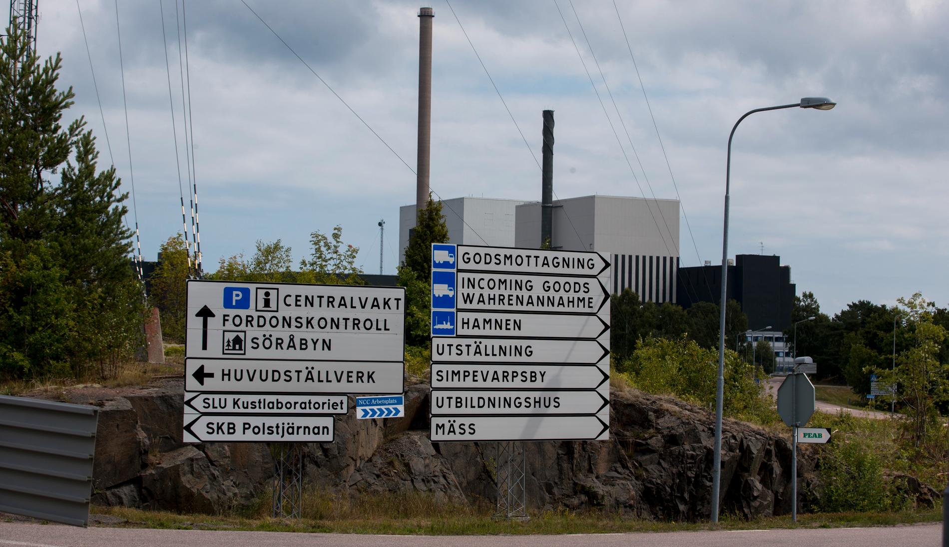 OKG, som driver kärnkraftsanläggningen i Oskarshamn kommer inte överens med kommunen. Nu kan 29 tjänster inom räddningstjänsten komma att varslas. 