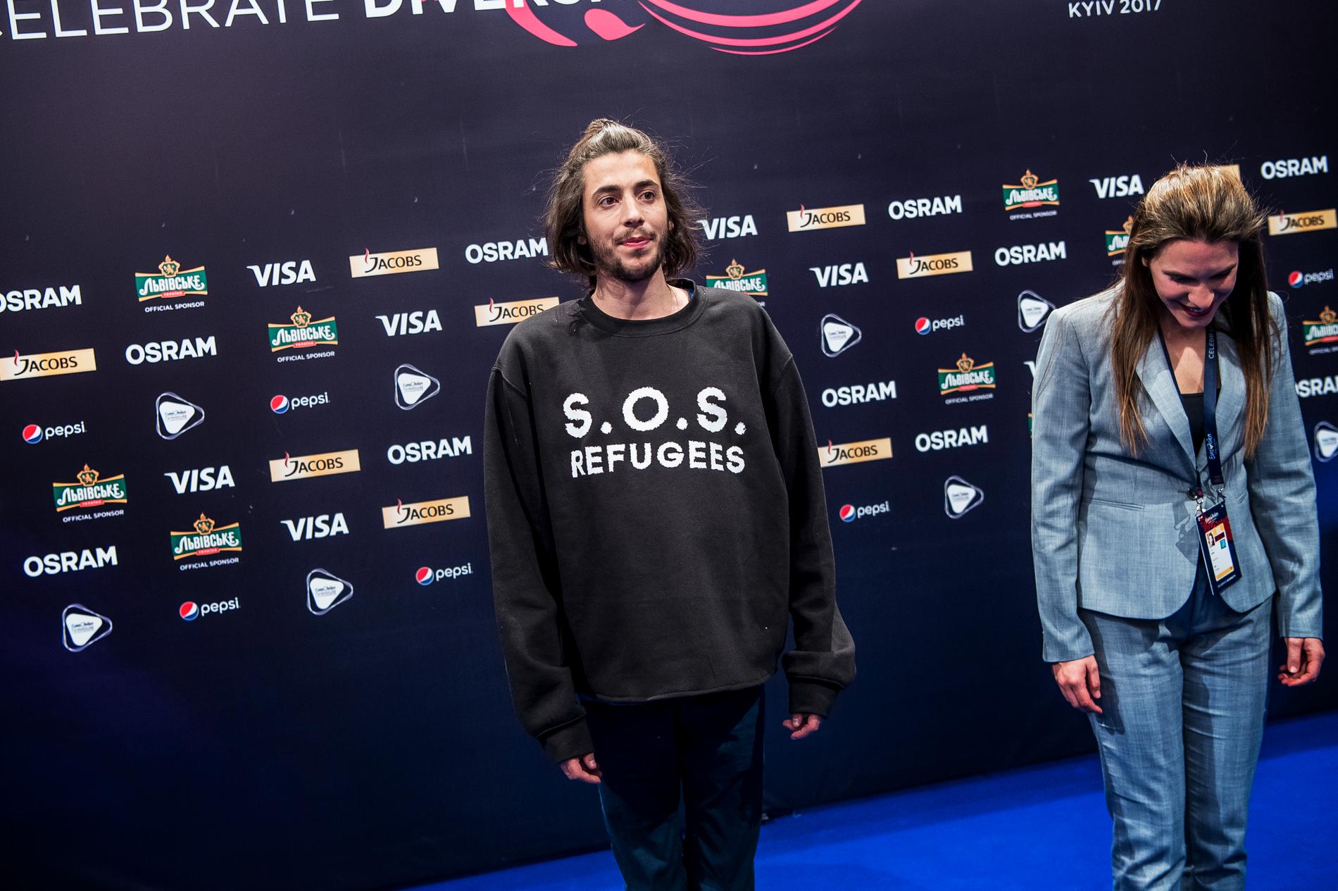 Gabriel Sobral från Portugal visar upp tröjan på presskonferensen efter semifinalen i Eurovision song contest.