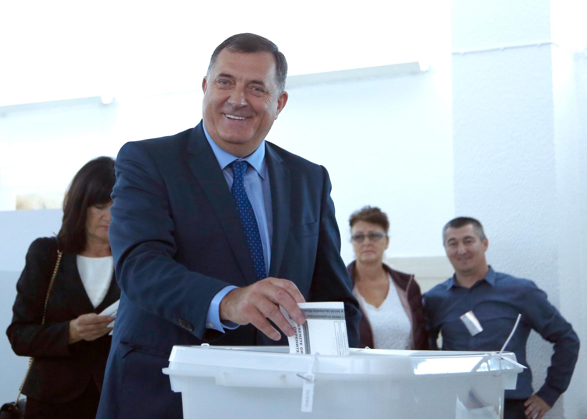 Presidentkandidaten Milorad Dodik lägger sin röst. Partiet bakom Dodik uppgav sent på söndagskvällen att han har vunnit den serbiska stolen i det tredelade presidentskapet.