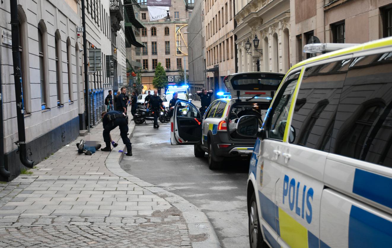 Polisen på plats med en gripen person i Stockholm.