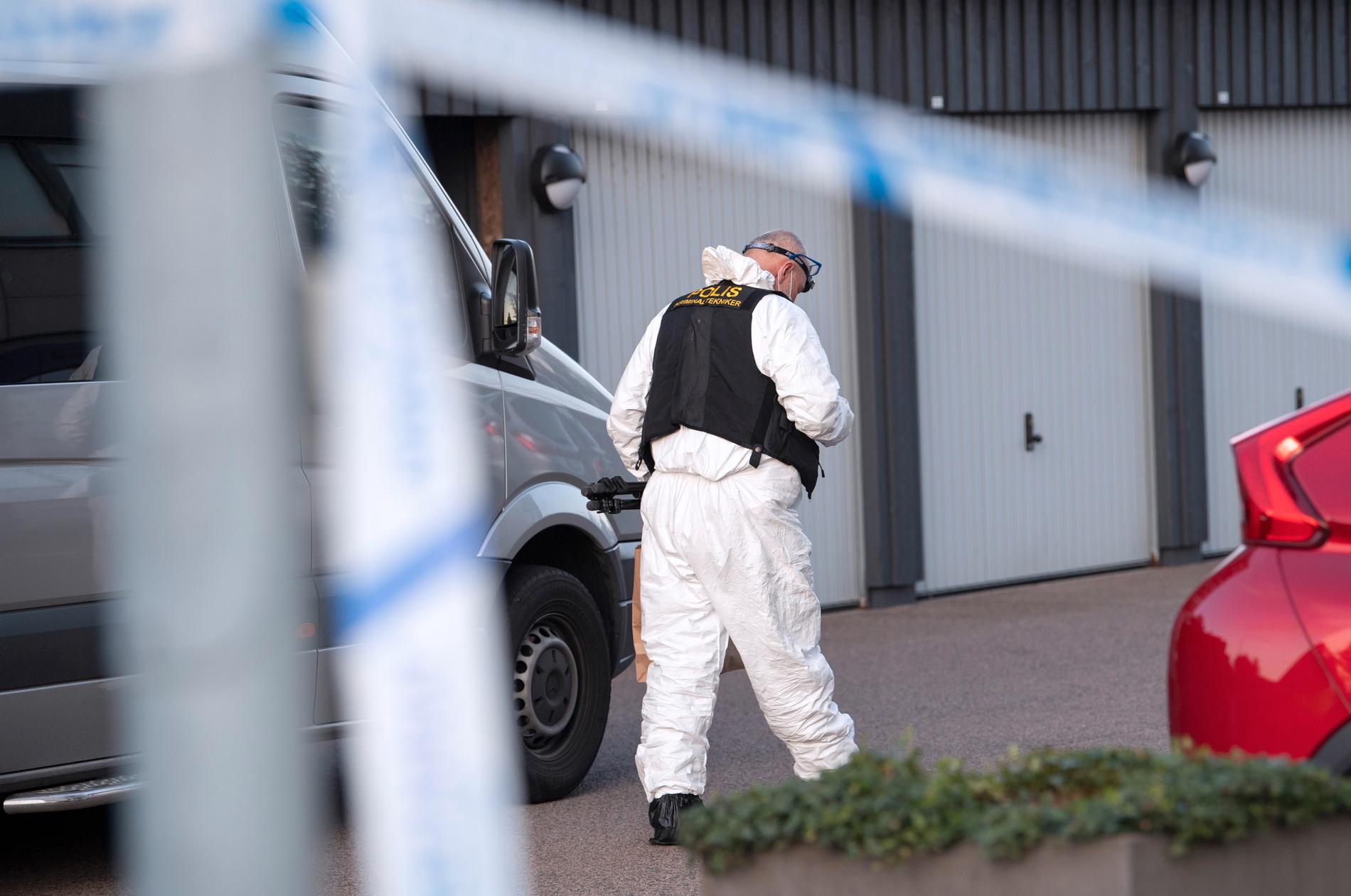 Tidigare i höstas: Polis och kriminaltekniker utanför ett flerfamiljshus i Arlöv utanför Malmö där då två äldre personer hittades döda i sitt hem. Arkivbild.