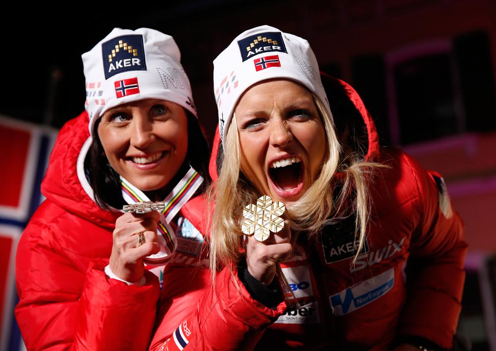 NORSKA ESS Marit Björgen och Therese Johaug firar guld- och silvermedaljerna efter damernas 10 km fristil i vintras.
