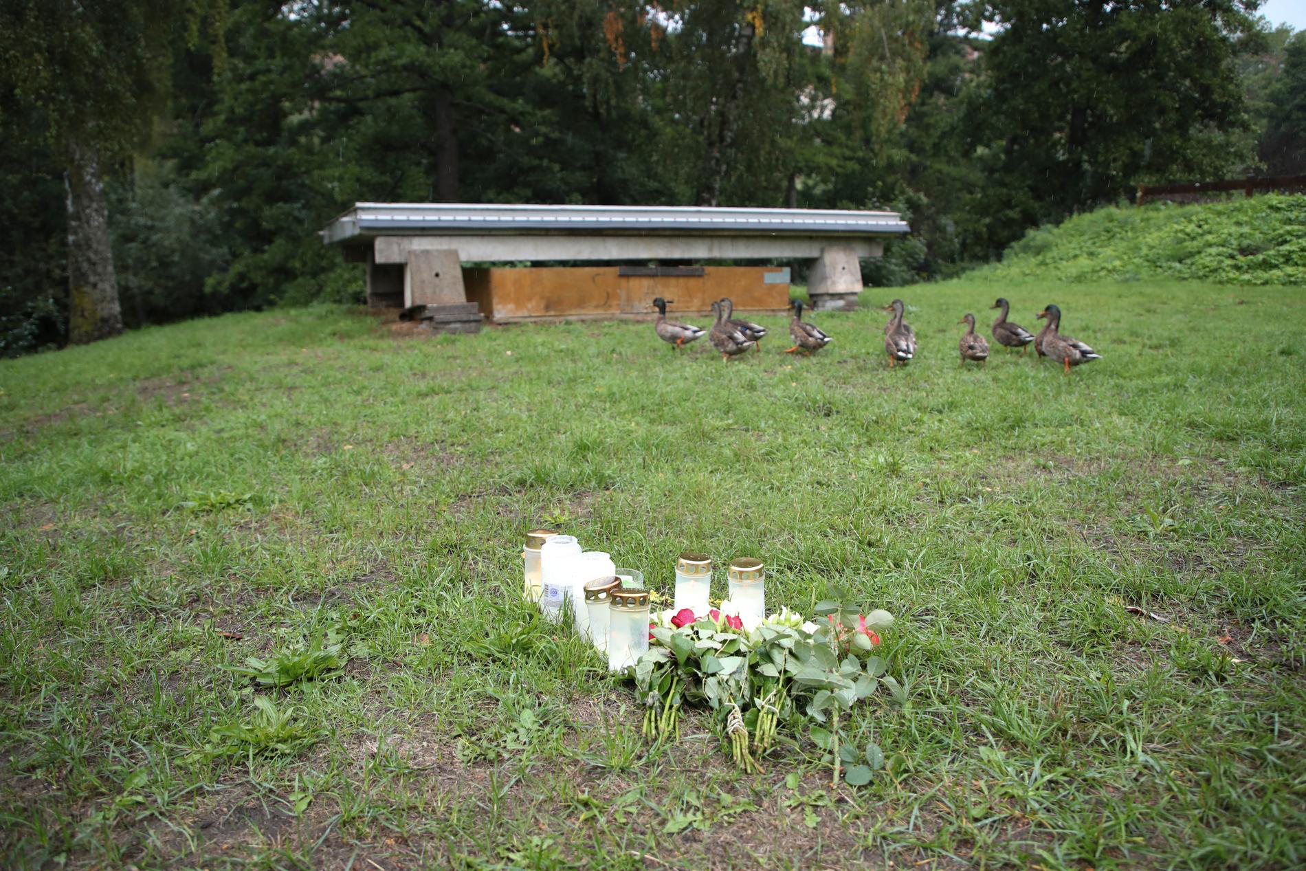 Ljus vid grönområdet och platsen där den hemlösa mannen från Rumänien bodde och även mördades i början av augusti.
