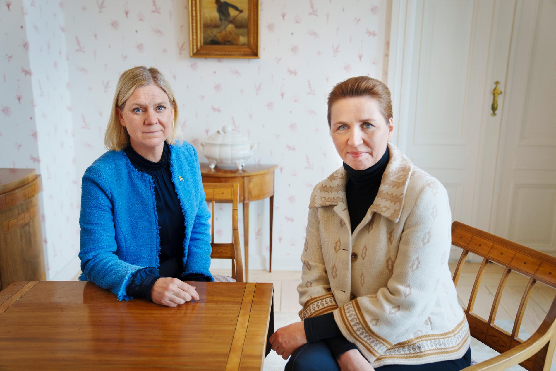 Svenska S-ordföranden Magdalena Andersson och Danmarks statsminister Mette Frederiksen (S) på Marienborg slott utanför Köpenhamn.