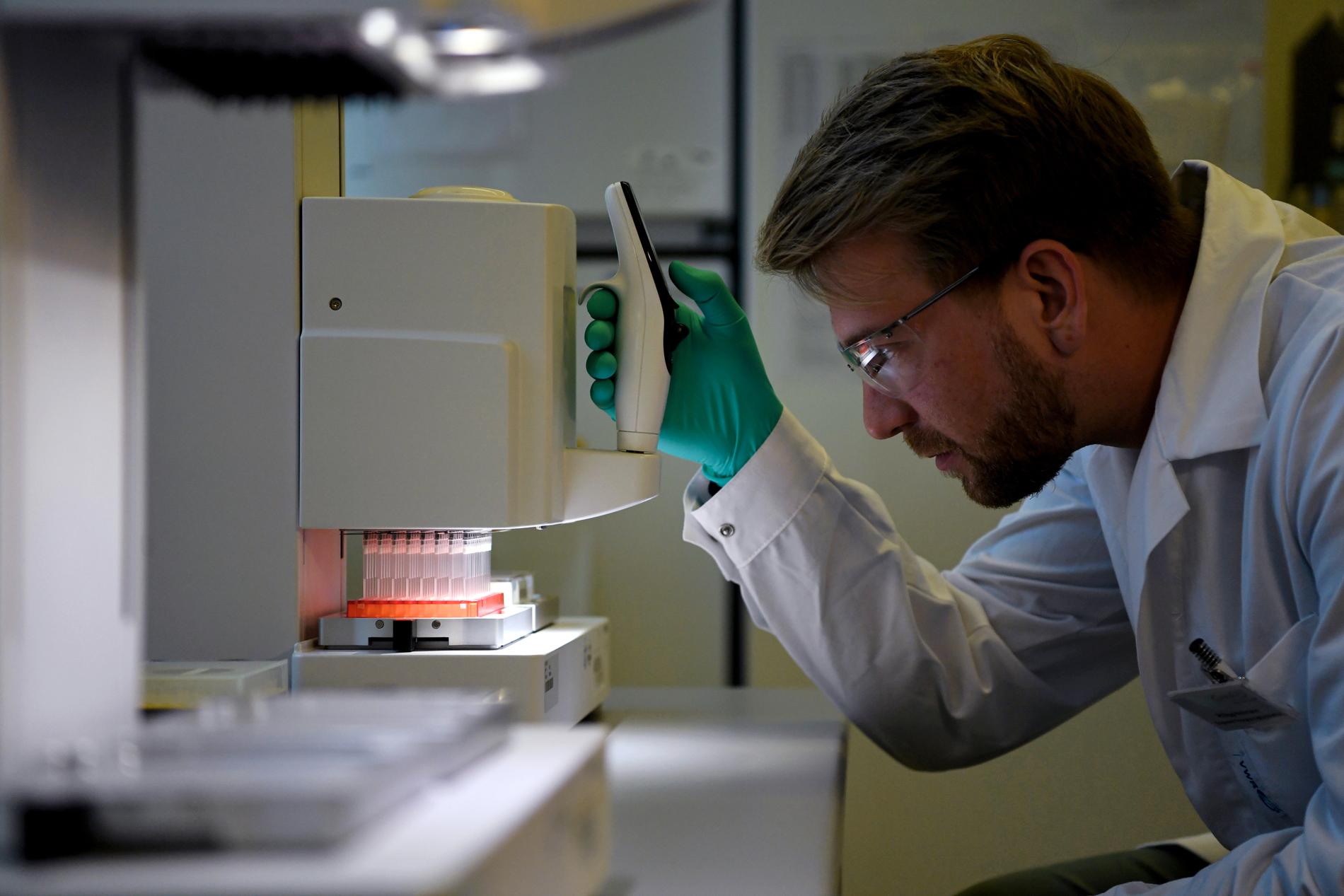 Laboratoriearbetaren Philipp Hoffmann på  CureVac arbetar med att få fram vaccinet mot coronaviruset.