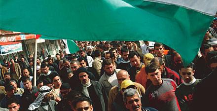 Anhängare av palestinska Hamas och Fatah demonstrerar tillsammans i Västbanken.