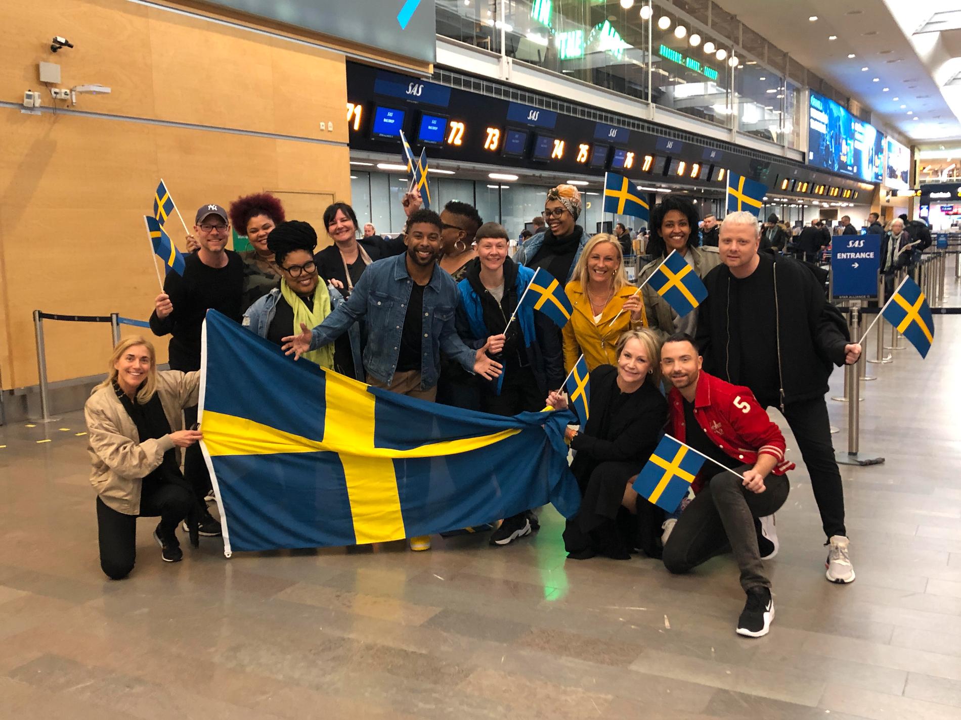 John Lundvik och den svenska delegationen på Arlanda före avfärd.