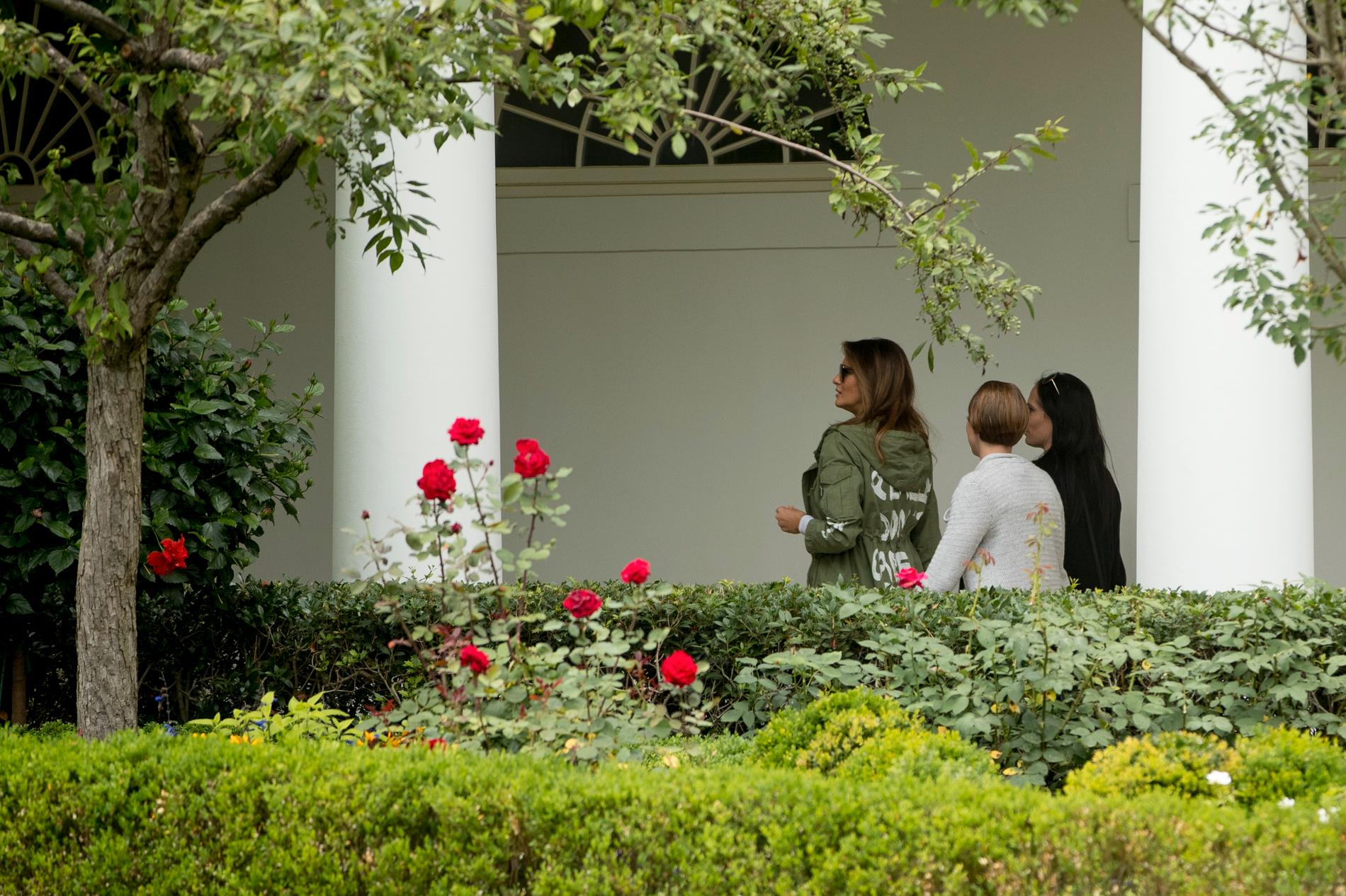Melania Trump, iförd Zara-jackan, på väg in i Vita huset efter Texas-resan.