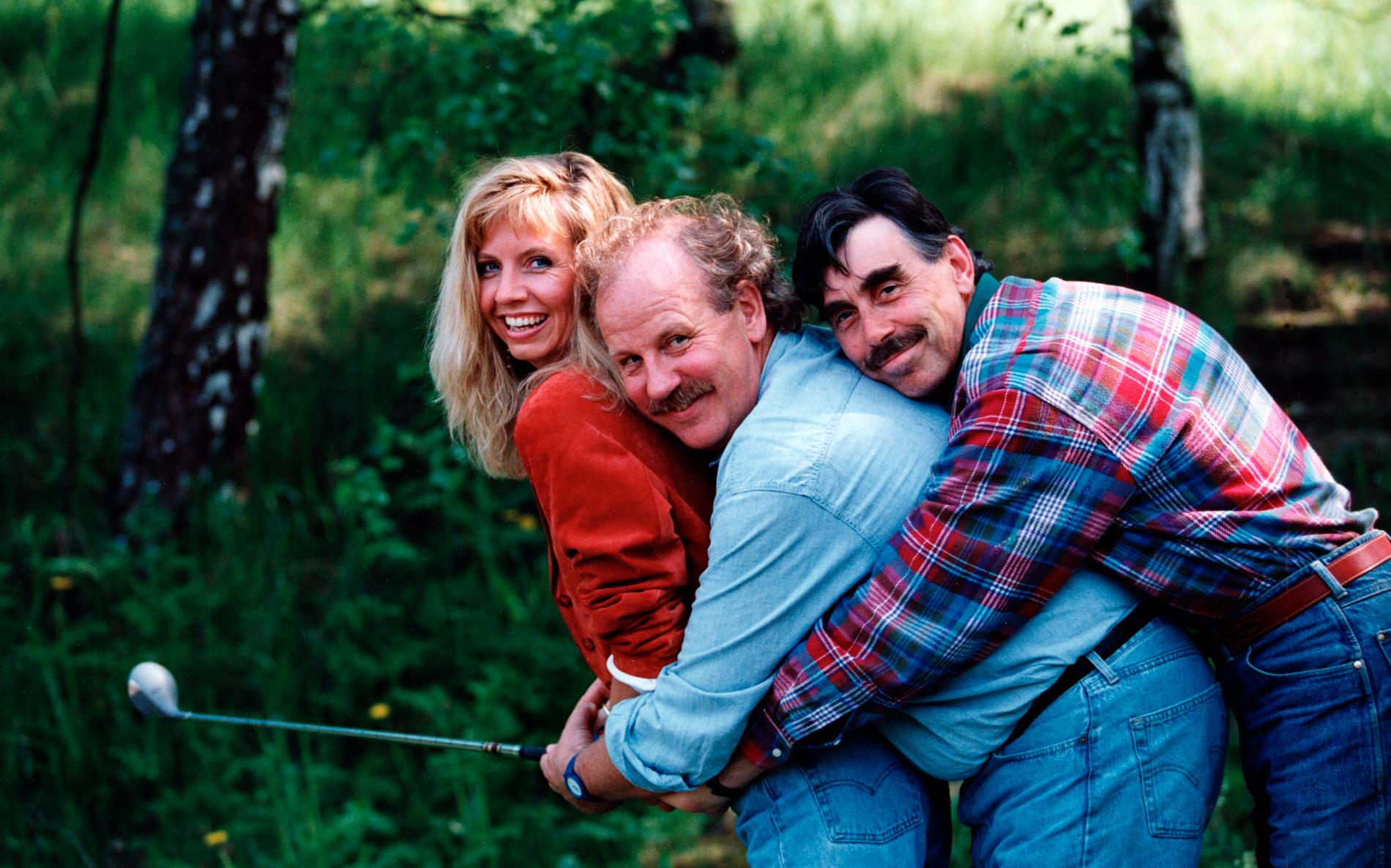Hege Schøyen, Jon Skolmen och Lasse Åberg under inspelningarna av komedin ”Den ofrivillige golfaren” 1991.