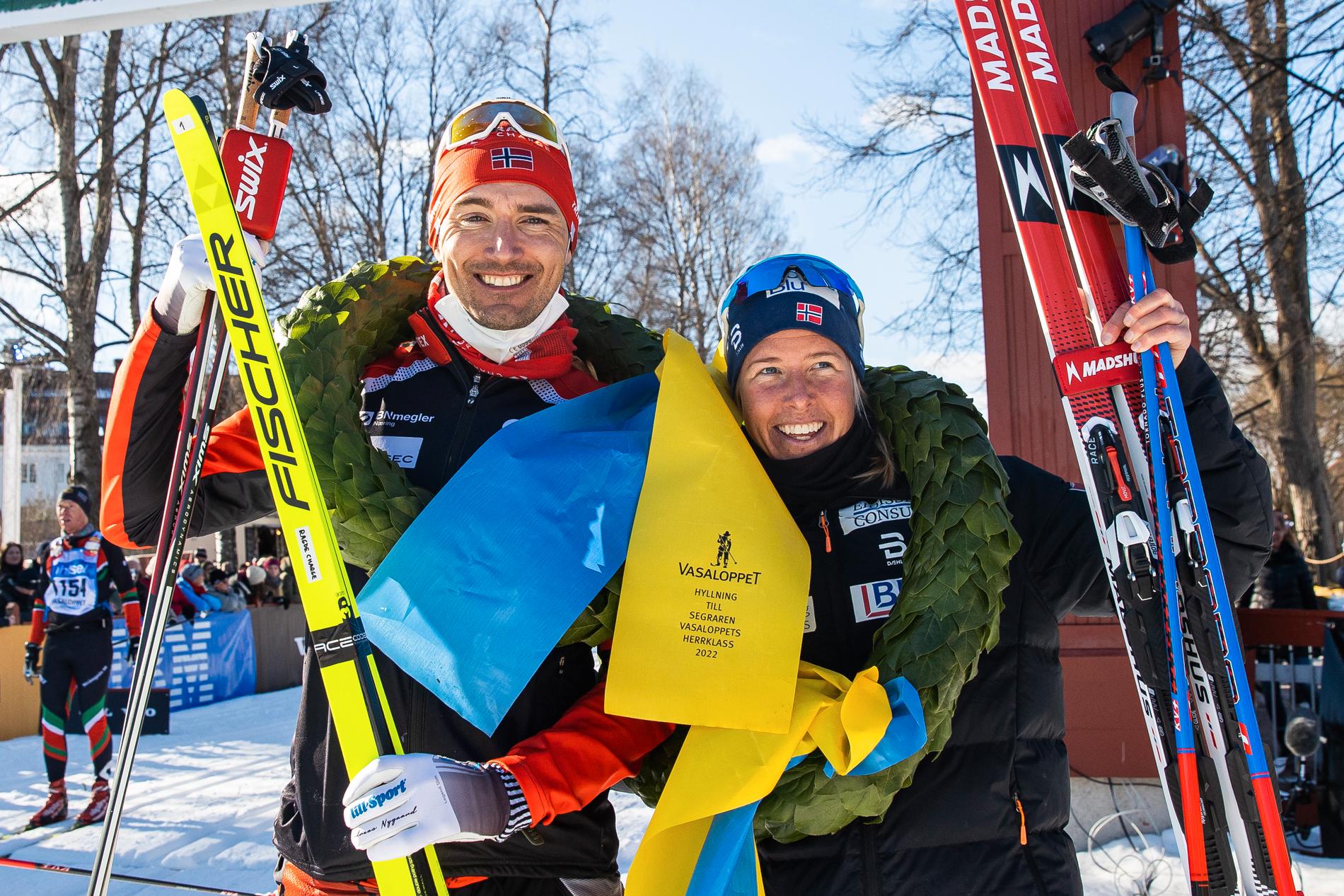 Vinnarna av Vasaloppet 2022. Andreas Nygaard och Astrid Öyre Slind, båda från Norge.
