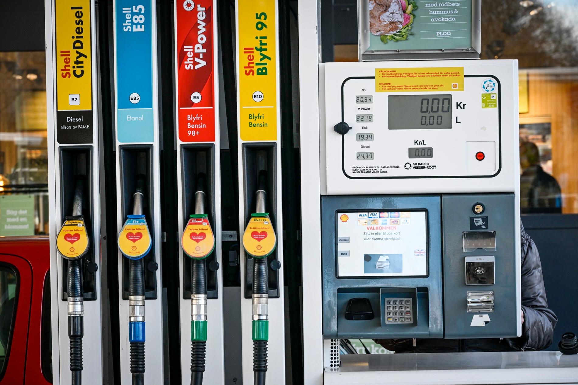 Priserna på bensin har också gått upp vilket i sin tur även kan påverka priser på andra varor.