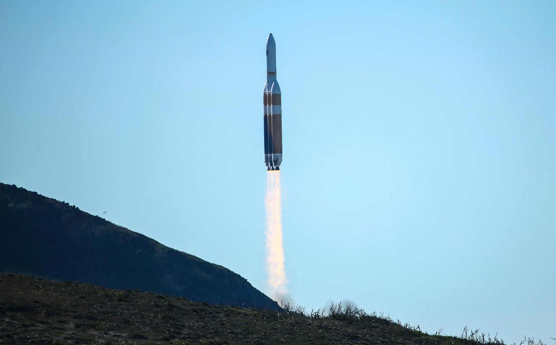 En raket med spionsatelliter ombord lyfter från Vandenberg i Kalifornien. Den nya försvarsgrenen med inriktning mot rymden ska bland annat ha ansvar för militärens gps-system och sensorer som följer robotar. Arkivbild.