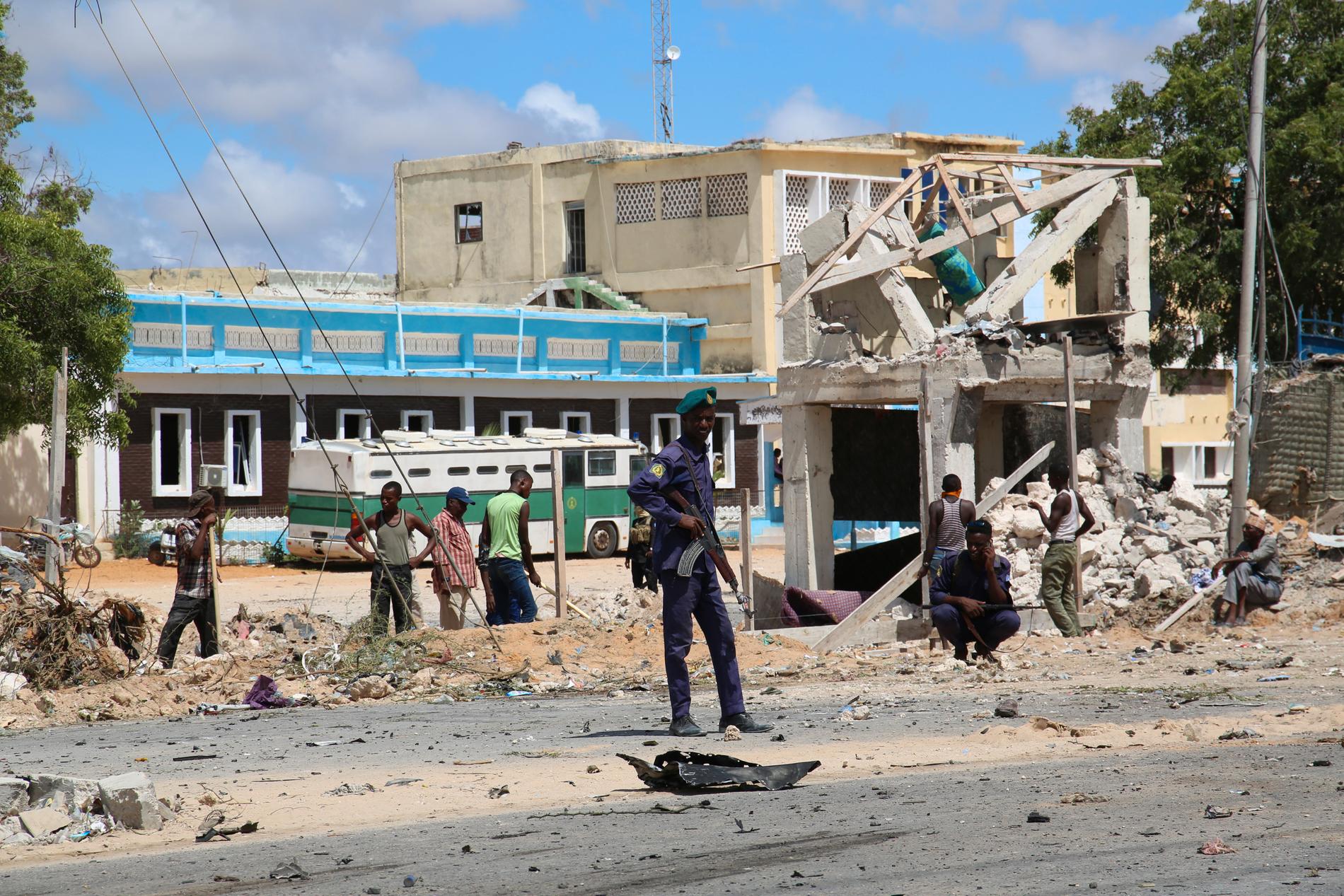 Ruiner efter en självmordsattack i mot ett annat polishus i Mogadishu i slutet av april.